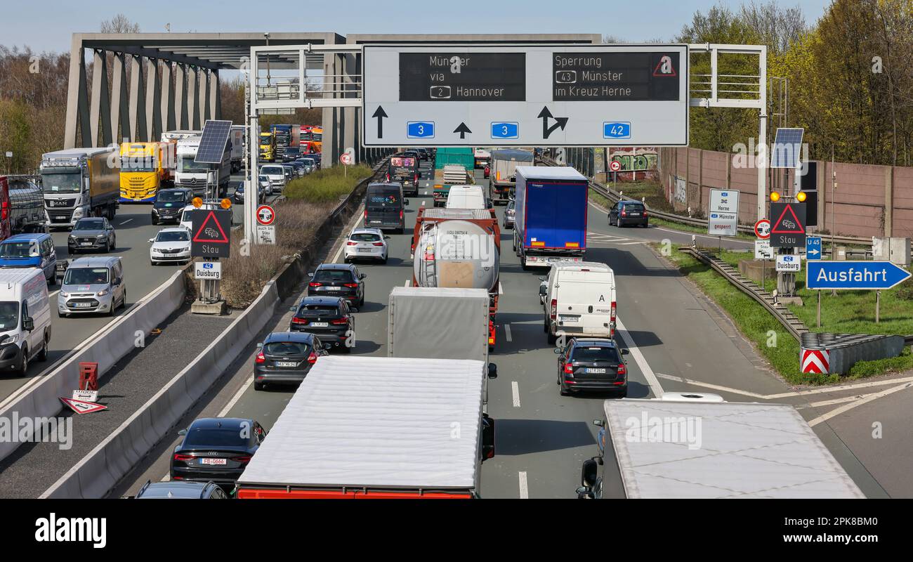Oberhausen, Renania settentrionale-Vestfalia, Germania - Inceppamento del traffico sull'autostrada A3, viaggio di Pasqua, auto, furgoni, camion, caravan e camper sono bloccati in tra Foto Stock