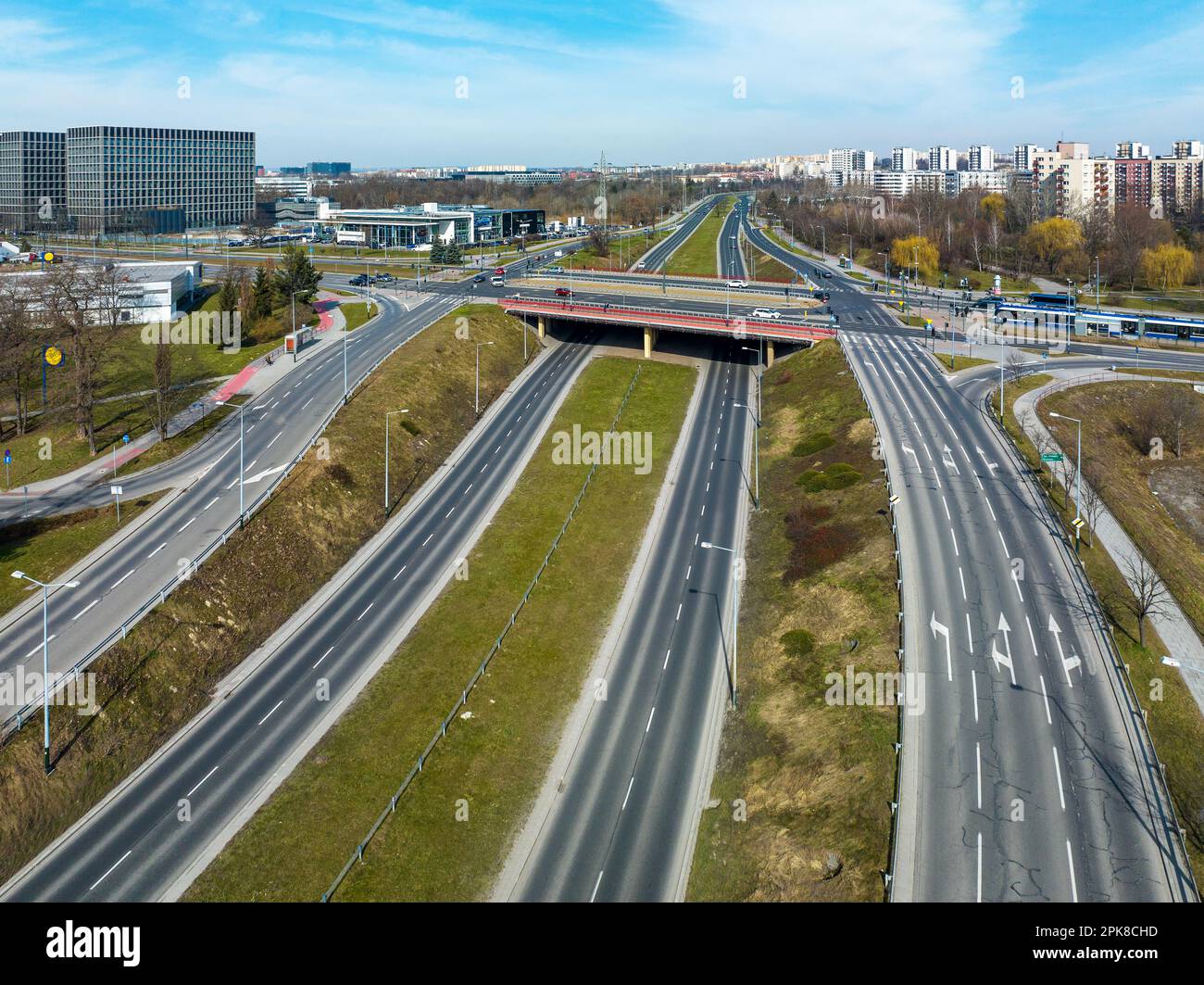 Incrocio multilivello dell'autostrada cittadina a Cracovia, Polonia. Tram e tram, autobus, auto, piste ciclabili e parchi pubblici. Vista aerea Foto Stock