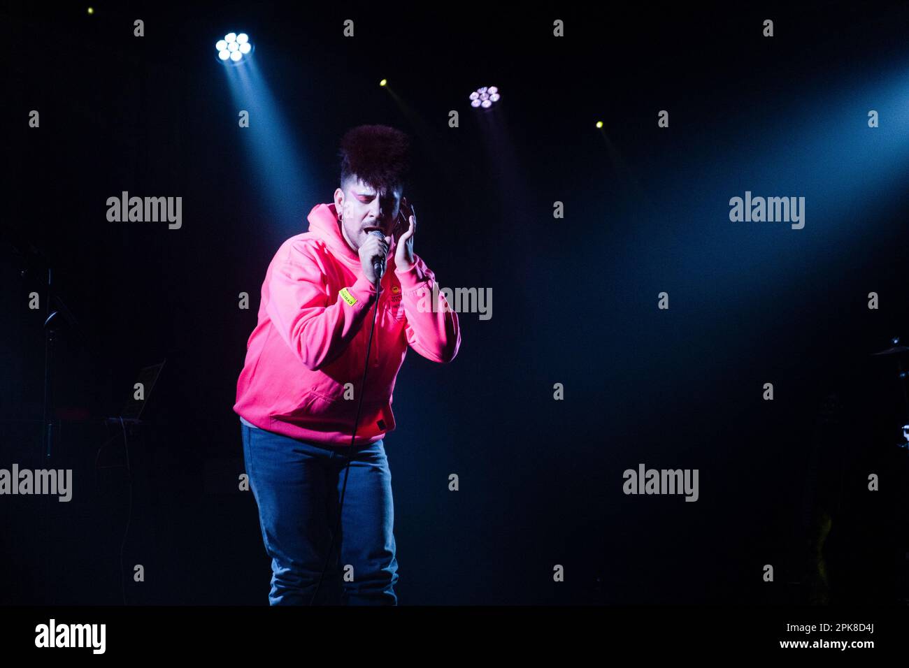 L'artista e cantante spagnolo Alan Neil suona dal vivo al la Nau Club di Barcellona il 22 2023 marzo. Foto: Rob Watkins Foto Stock