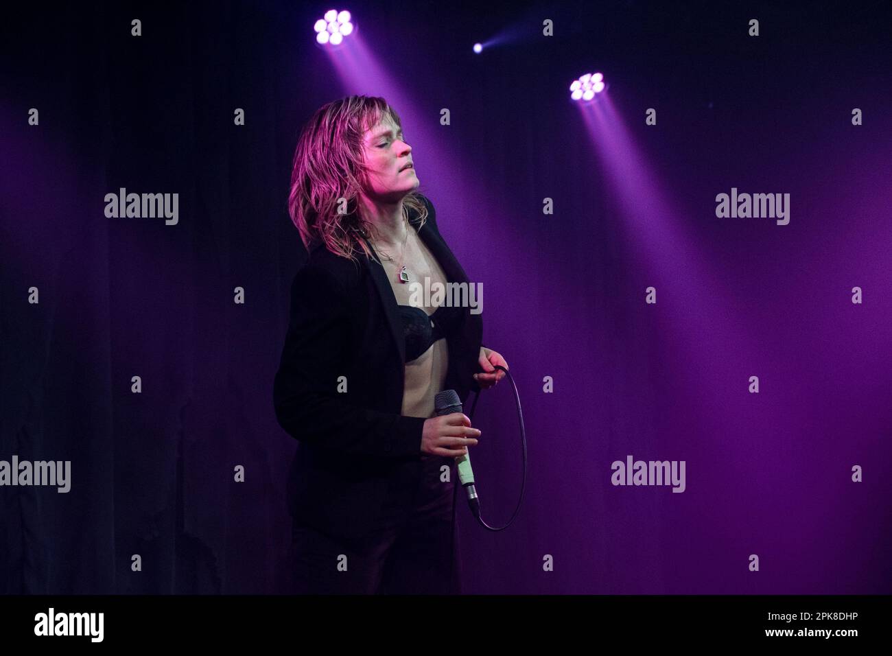 L'artista e cantante britannico Billy Nomates ha suonato dal vivo al la Nau Club di Barcellona il 22 2023 marzo. Foto: Rob Watkins Foto Stock