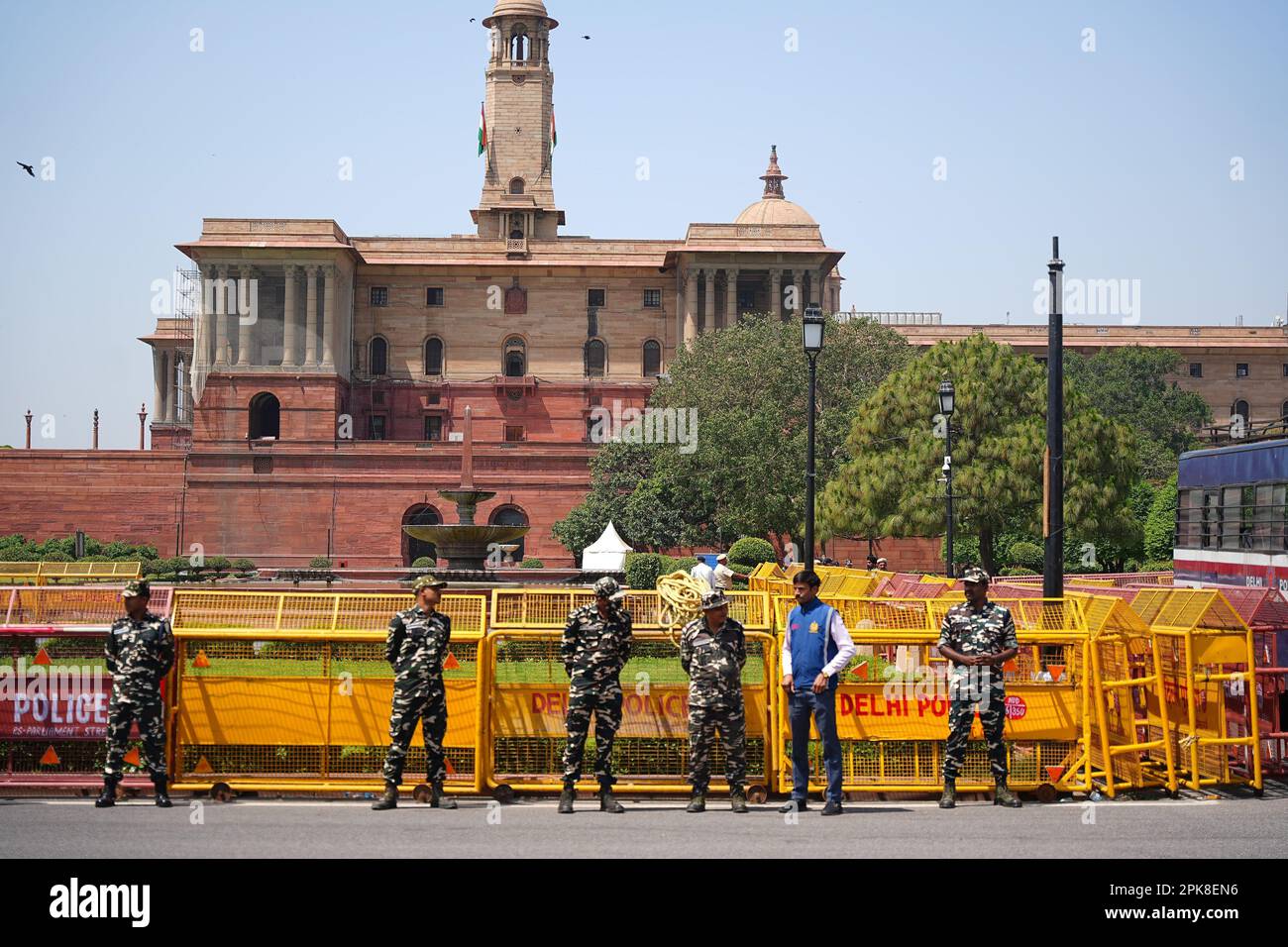 Nuova Delhi, Delhi, India. 5th Apr, 2023. Il personale della polizia di Delhi dispiegato durante i partiti di opposizione take out 'Tricolor March' dalla camera del parlamento a Vijay. Chowk a New Delhi (Credit Image: © Shivam Khanna/Pacific Press via ZUMA Press Wire) SOLO PER USO EDITORIALE! Non per USO commerciale! Foto Stock