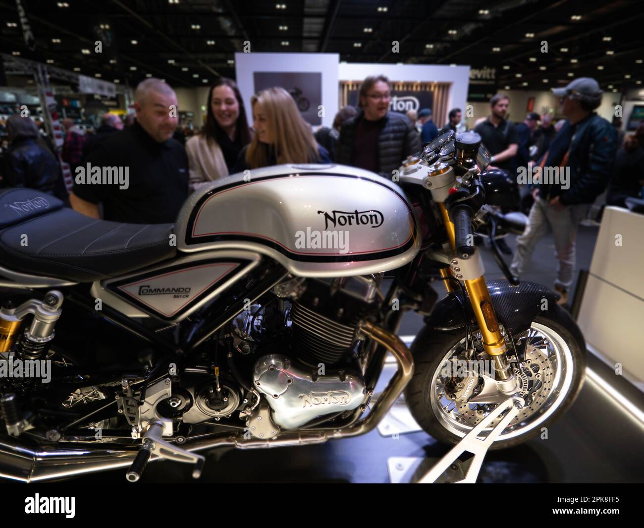 Scene al Carole Nash MCN London Motorcycle Show Excel London, Norton Stand con Norton commando Foto Stock