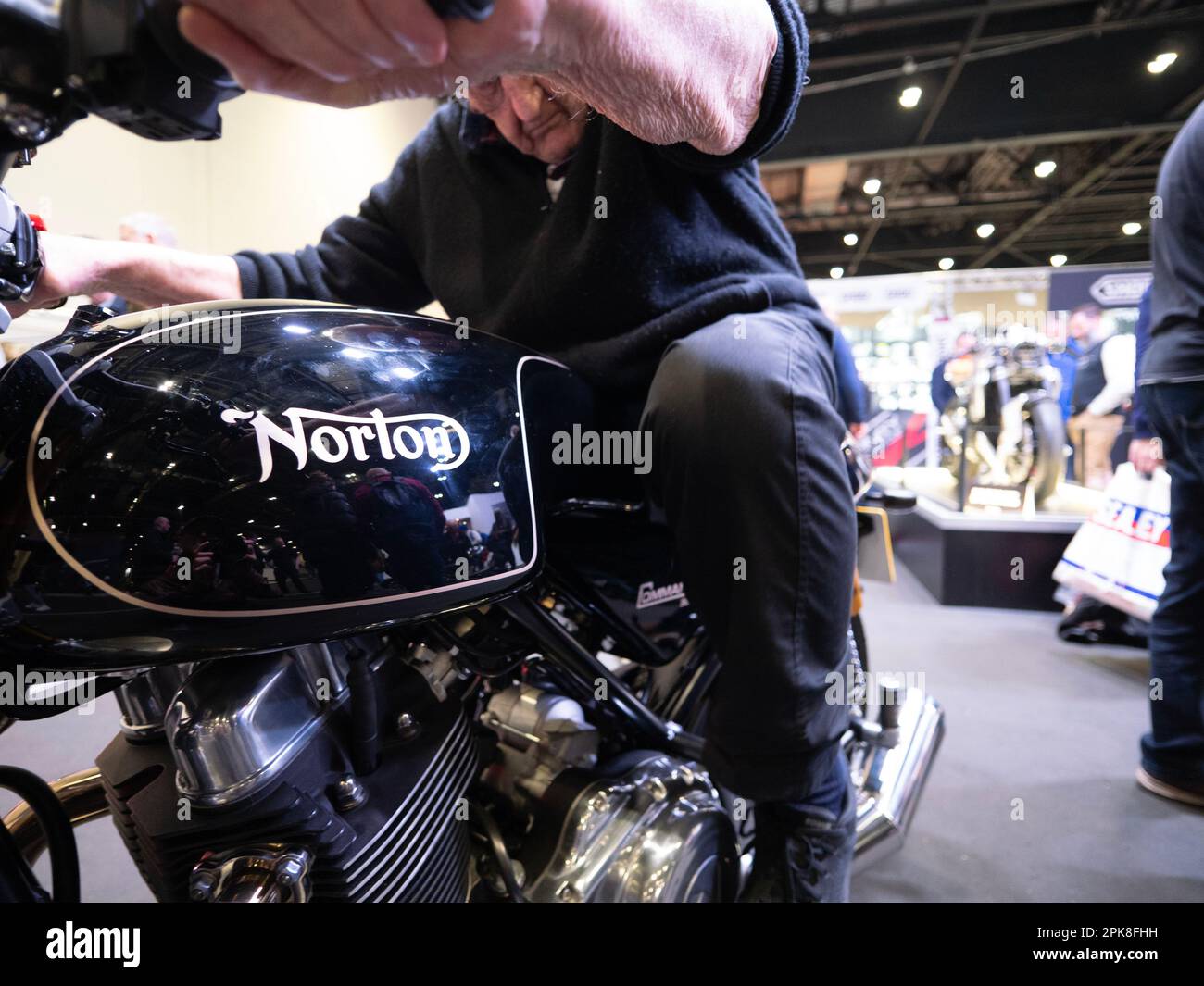 Scene al Carole Nash MCN London Motorcycle Show Excel London, Norton Stand con Norton commando Foto Stock