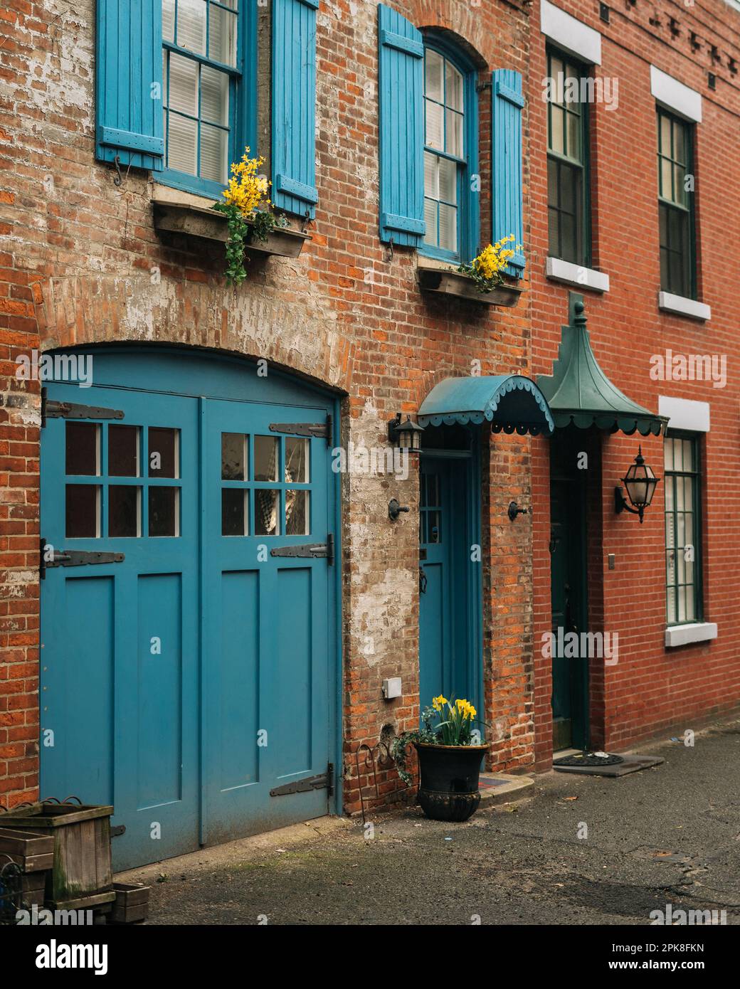 Casa con porte e persiane blu su Hunts Lane a Brooklyn Heights, Brooklyn, New York Foto Stock