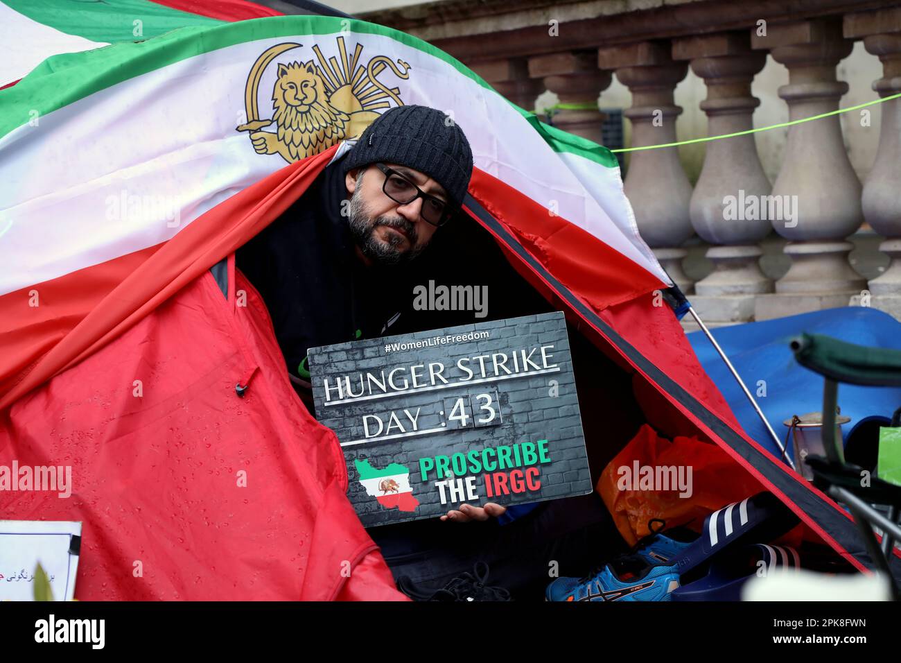 L'attivista per i diritti umani britannico-iraniano Vahid Beheshti il giorno 43 di uno sciopero della fame al di fuori dell'ufficio degli esteri a Londra il 6 aprile 2023 Foto Stock