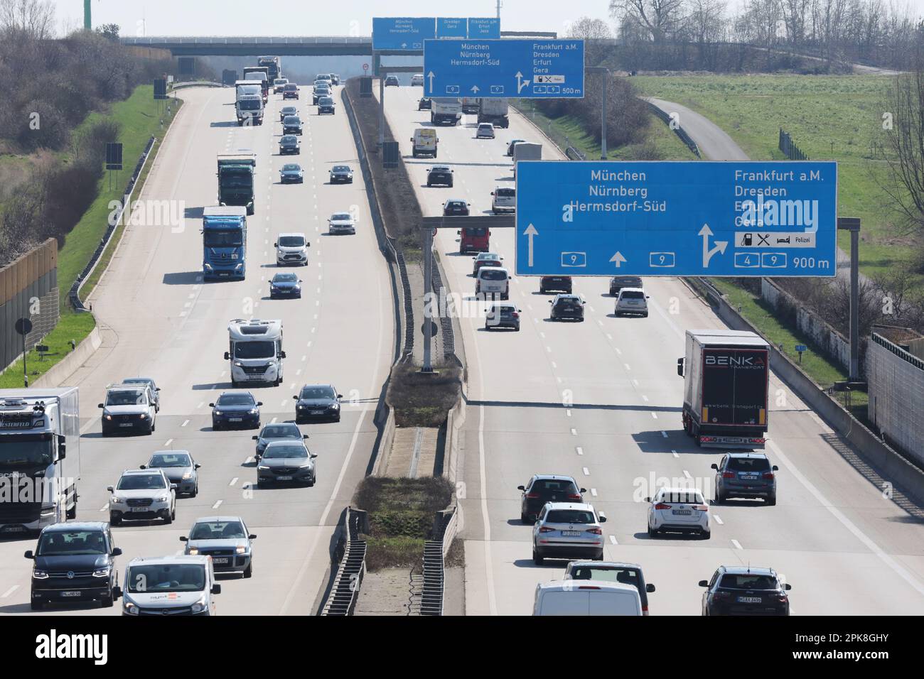 Hermsdorf, Germania. 06th Apr, 2023. C'è un traffico intenso sull'autostrada 9 intorno allo svincolo di Hermsdorfer Kreuz. Secondo l'ADAC, si prevede un aumento del traffico sulle autostrade oggi e il lunedì di Pasqua. Credit: Bodo Schackow/dpa/Alamy Live News Foto Stock