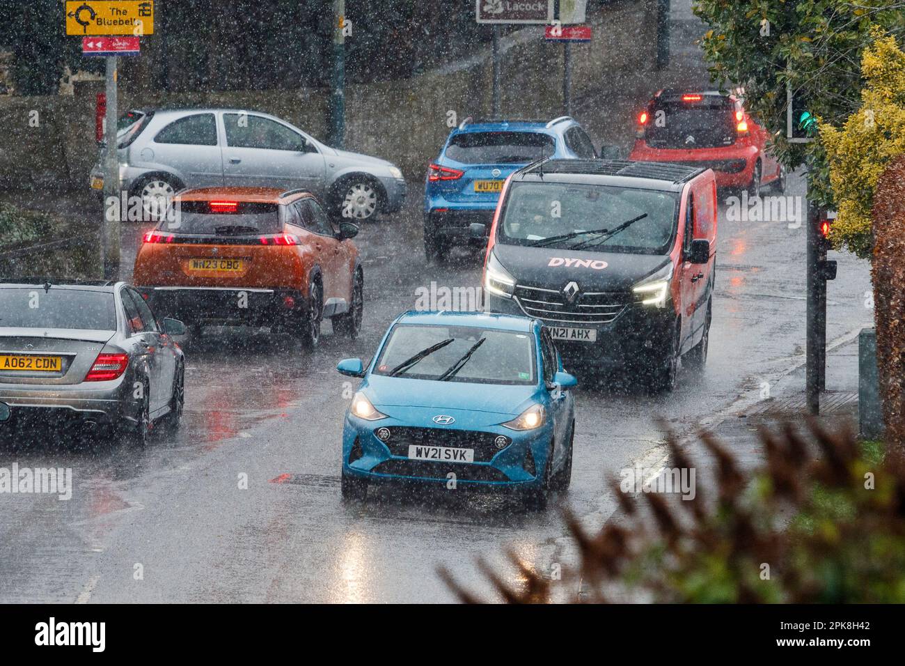 Chippenham, Wiltshire, Regno Unito. 6th aprile 2023. Gli autisti vengono raffigurati in Chippenham, con forti piogge, mentre le docce attraversano l'Inghilterra meridionale. Credit: Lynchpics/Alamy Live News Foto Stock