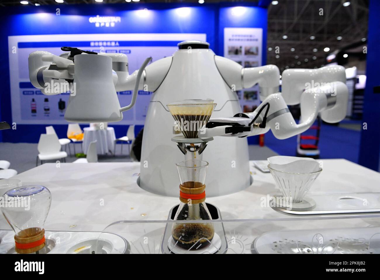 QINGDAO, CINA - 6 APRILE 2023 - Un robot da caffè fa il caffè alla China Railway Expo City nella West Coast New Area di Qingdao, Shando della Cina orientale Foto Stock