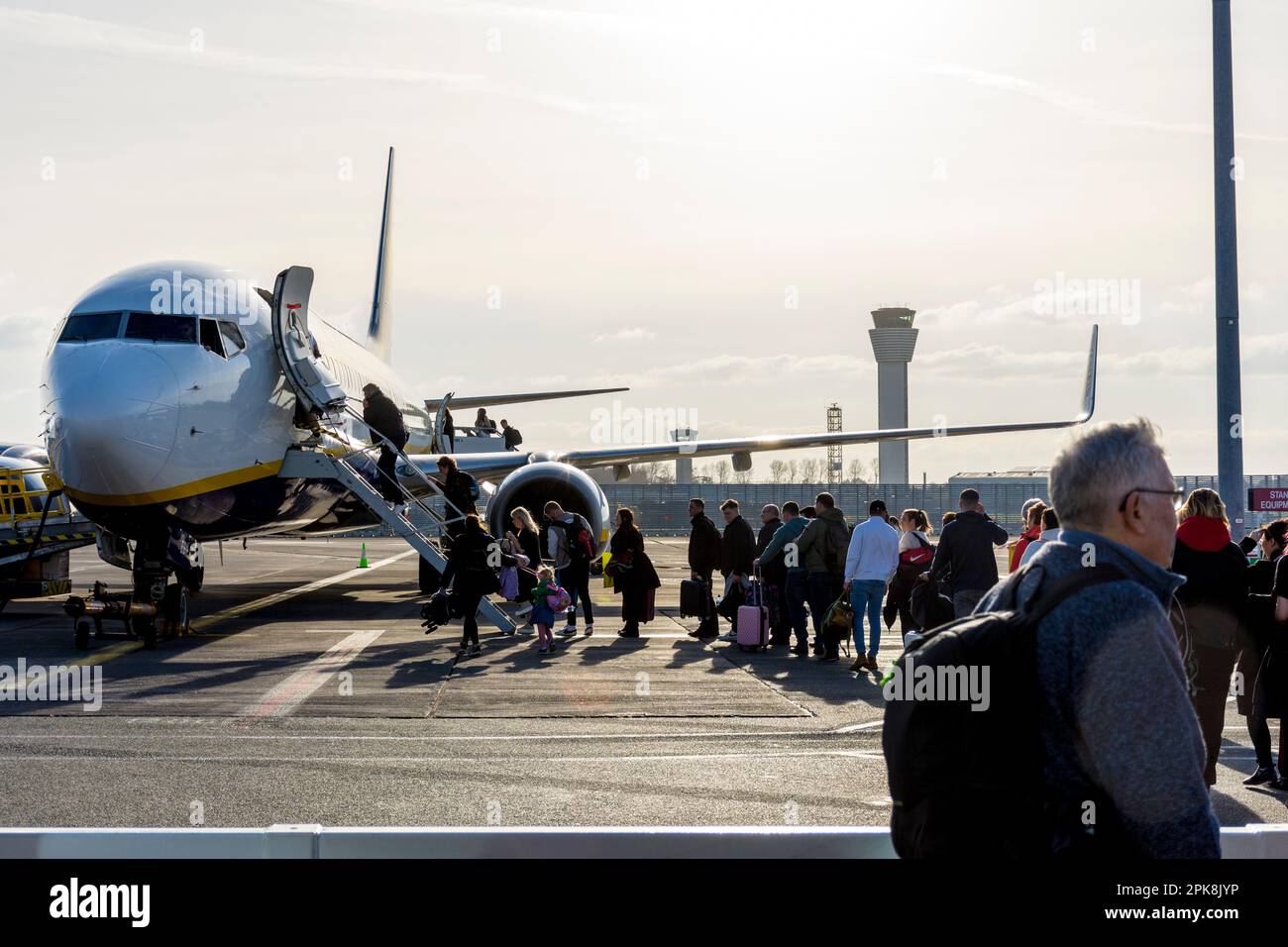 Passeggeri a bordo di un aeromobile Ryanair per un volo dall'aeroporto di Dublino, Irlanda. Foto Stock