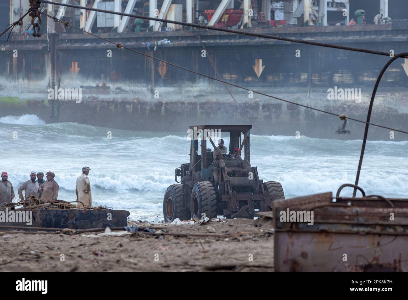 Gadani Pakistan 2021 agosto, un trattore che lavora al cantiere di rottura della nave di Gadani all'interno del relitto di nave mercantile gigante Foto Stock