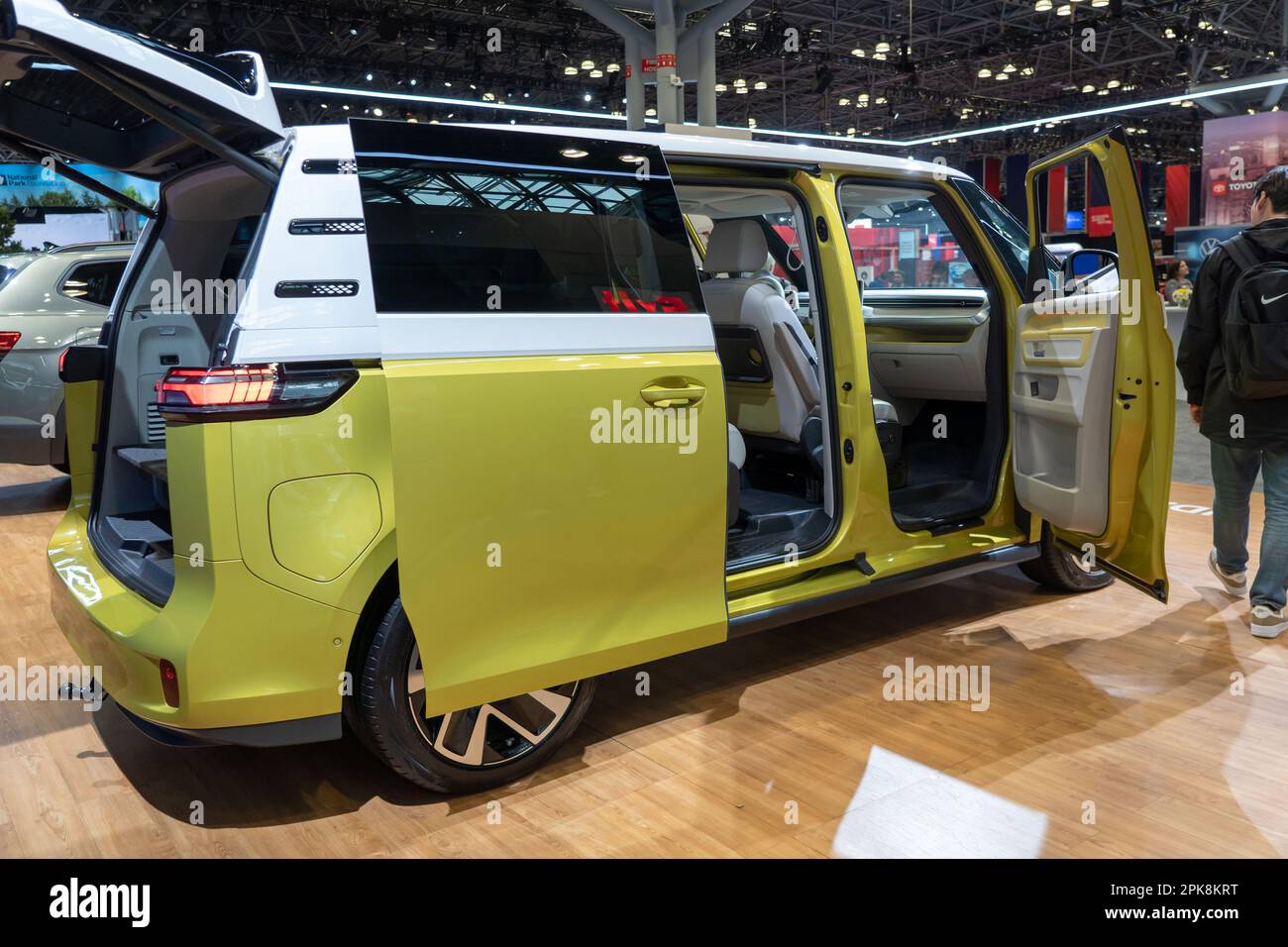 New York, New York, Stati Uniti. 5th Apr, 2023. (NUOVO) il New York International Auto Show 2023. 05 aprile 2023, New York, New York, USA: La Volkswagen ID.Buzz visto all'International Auto Show rassegna stampa al Jacob Javits Convention Center il 5 aprile 2023 a New York City. (Credit Image: © M10S/TheNEWS2 via ZUMA Press Wire) SOLO PER USO EDITORIALE! Non per USO commerciale! Foto Stock