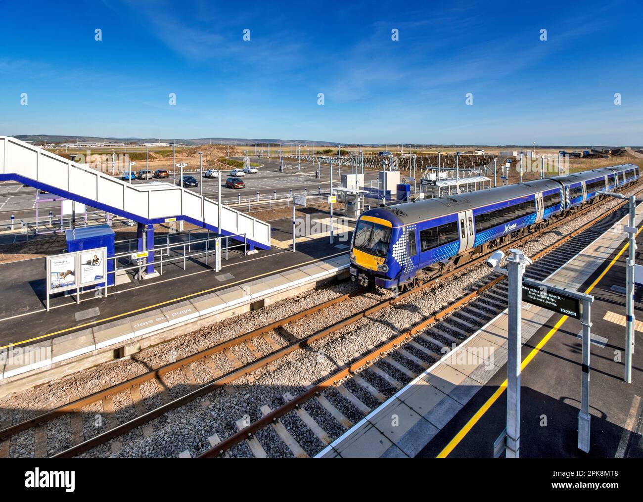 Treno Scotrail arrivo al binario 1 della nuova stazione ferroviaria dell'aeroporto di Inverness Foto Stock