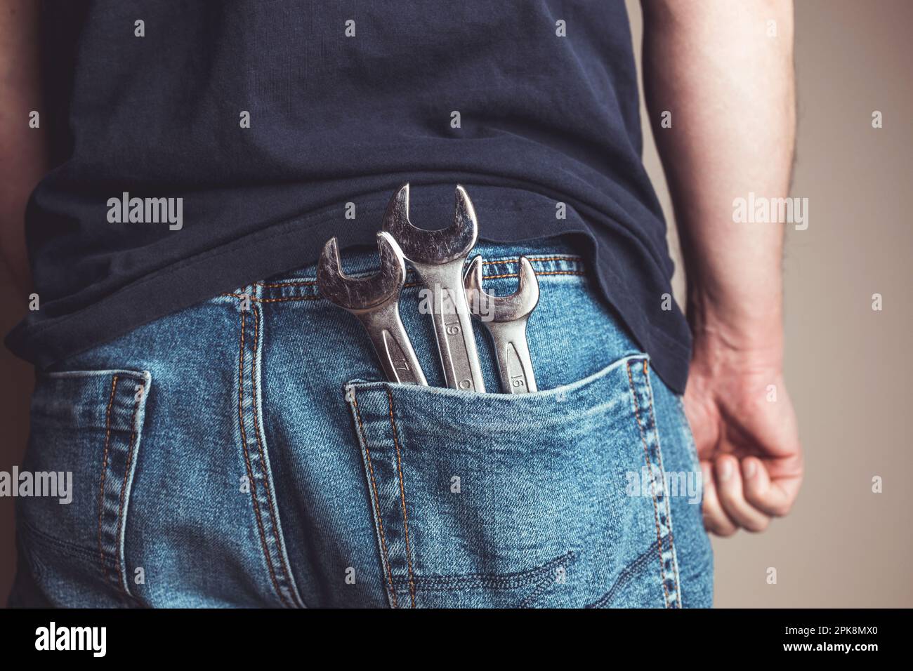 Uomo con chiavi nella tasca posteriore dei suoi jeans. Ideale per progetti industriali, meccanici e fai da te Foto Stock