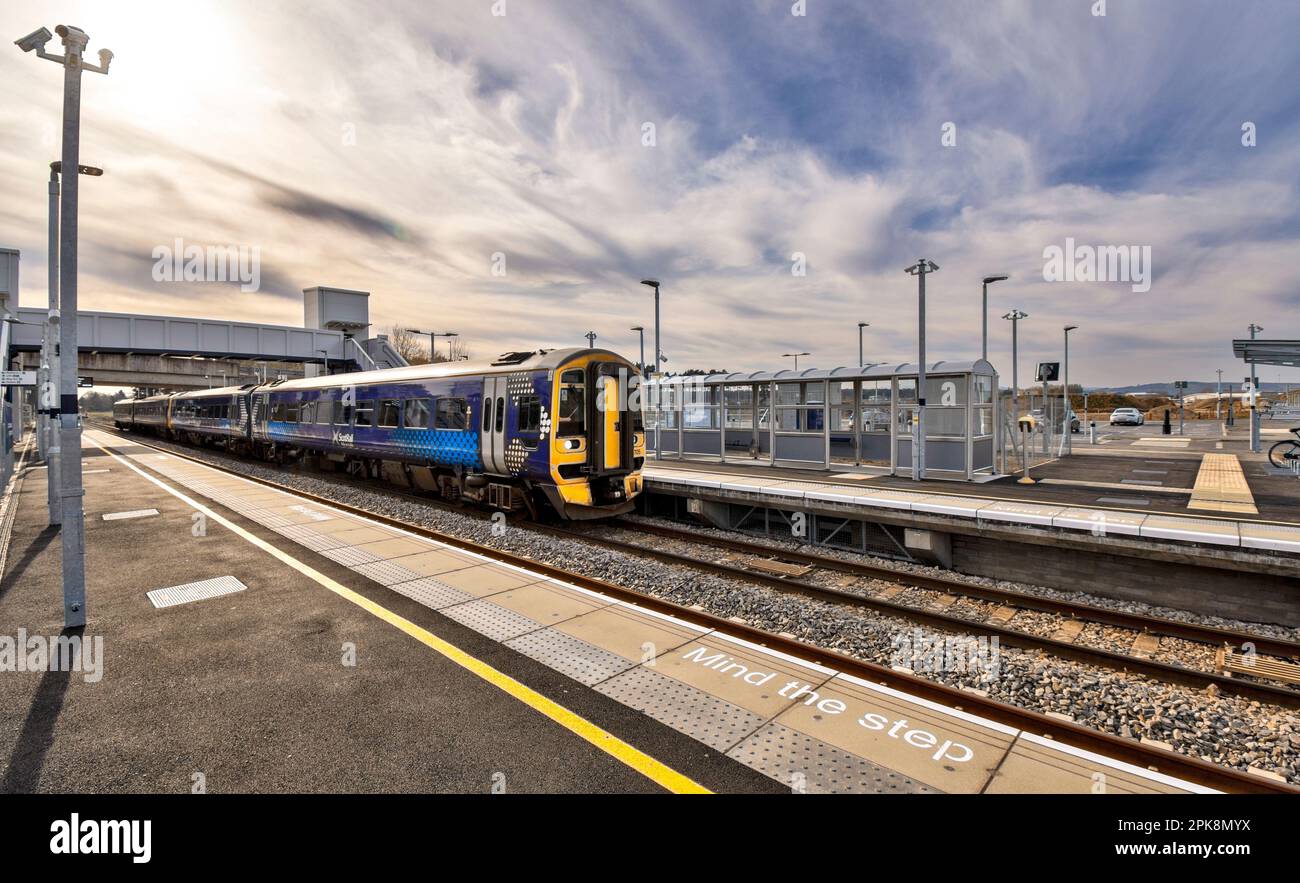 Treno Scotrail arrivo alle piattaforme della nuova stazione ferroviaria dell'aeroporto di Inverness Foto Stock