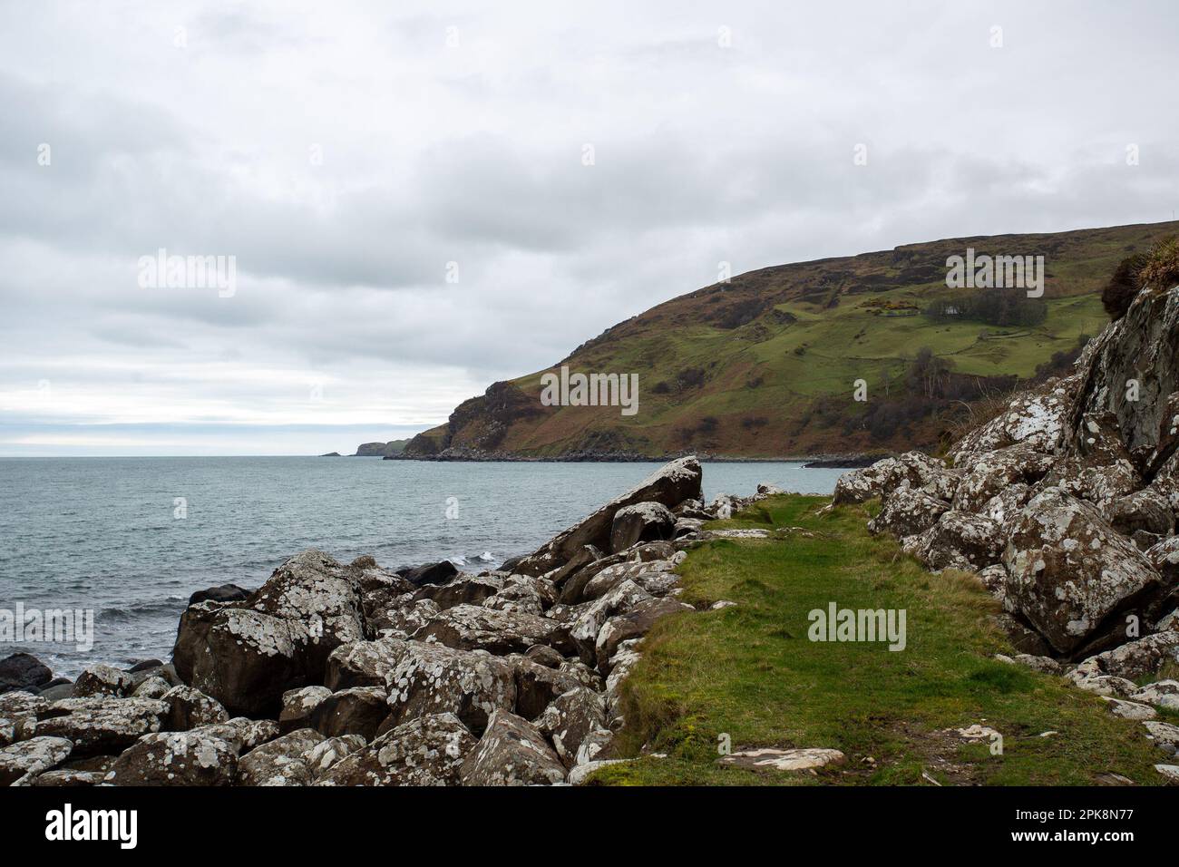 Costa rocciosa a Murlough Bay, Antrim, Irlanda del Nord Foto Stock