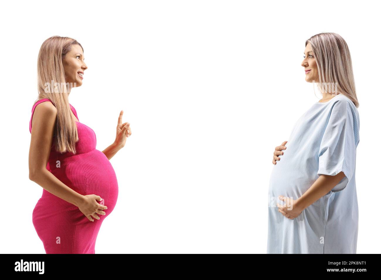 Due giovani donne incinte che hanno una conversazione isolata su sfondo bianco Foto Stock