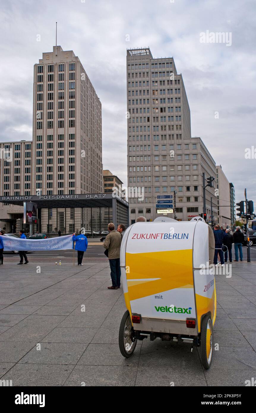 Triciclo velotaxi a Potsdamer Platz e Ritz Carlton hotel e Beisheim centro edifici, Berlino, Germania Foto Stock