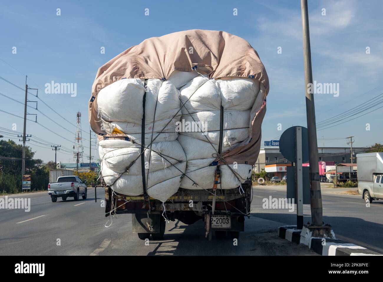 Ayutthaya, THAILANDIA, 21 2023 GENNAIO, Un camion pieno di sacchi è parcheggiato a un incrocio a U-Turn Foto Stock
