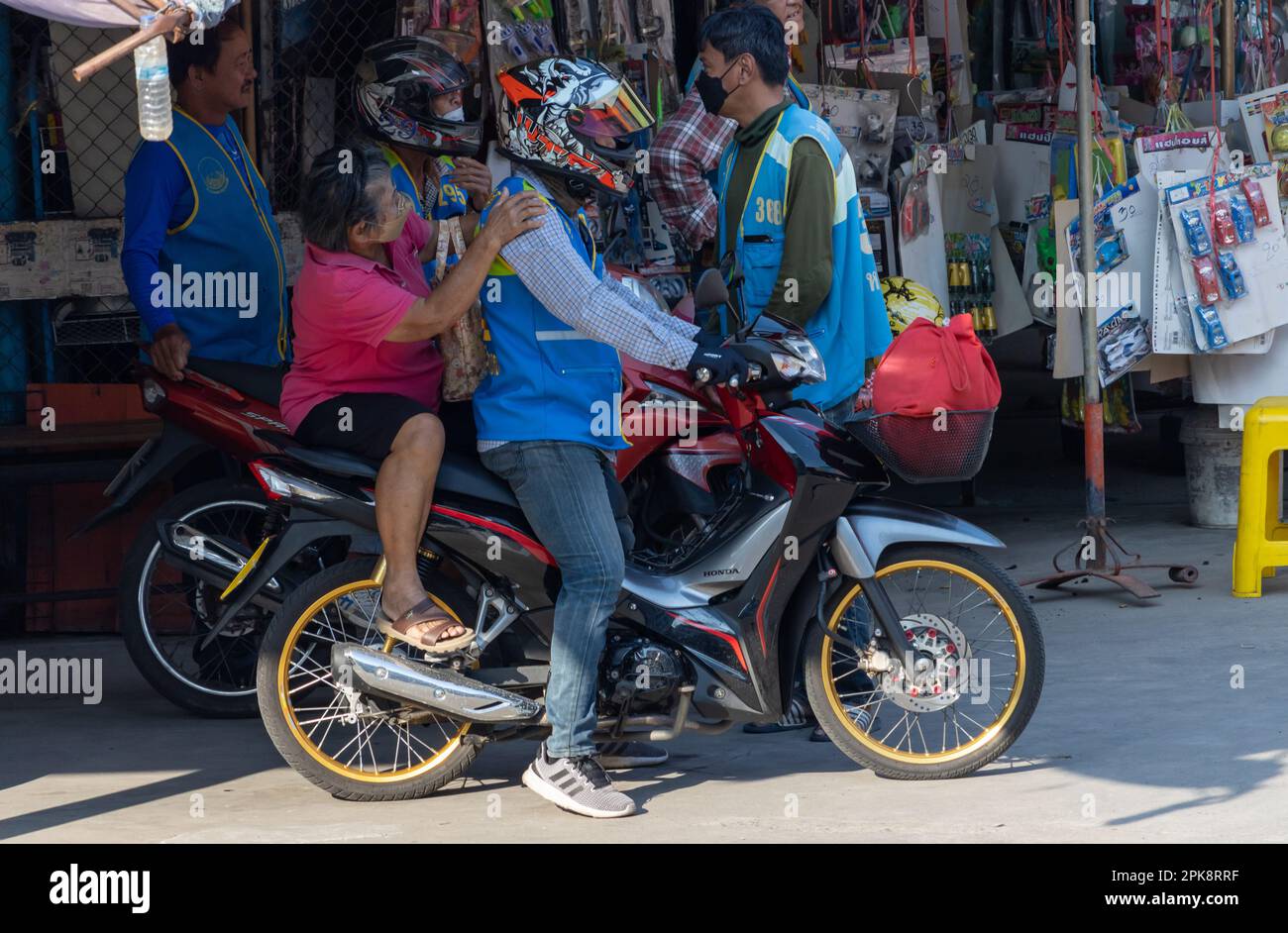 SAMUT PRAKAN, THAILANDIA, 02 2023 FEBBRAIO, Una donna prende un taxi moto per strada, Thailandia Foto Stock