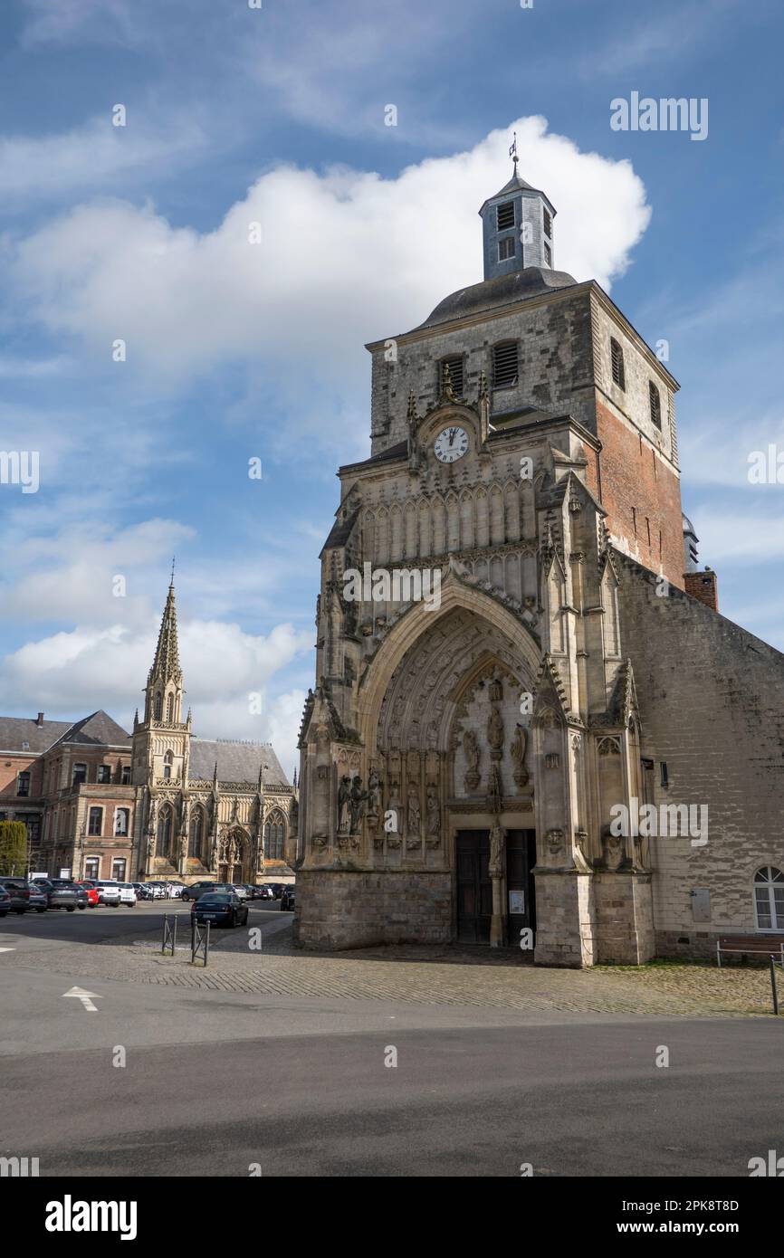 La Place Gambetta con l'Eglise Catholique Abbatiale Saint-Saulve una chiesa di Montreuil e Hotel Dieu, Montreuil-sur-Mer, Hauts-de-France, Francia, EUR Foto Stock