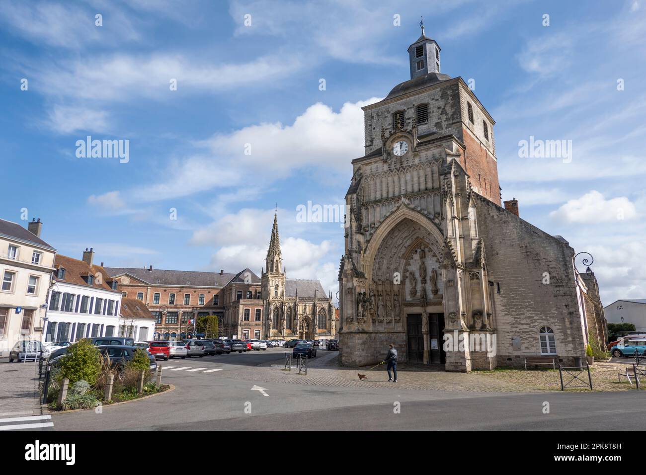 La Place Gambetta con l'Eglise Catholique Abbatiale Saint-Saulve una chiesa di Montreuil e Hotel Dieu, Montreuil-sur-Mer, Hauts-de-France, Francia, EUR Foto Stock