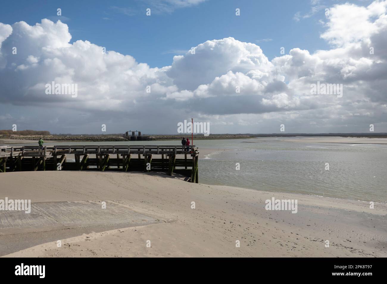 Molo sopra le fangose della baia di Somme con la bassa marea, le Crotoy, Hauts-de-France, Francia, Europa Foto Stock