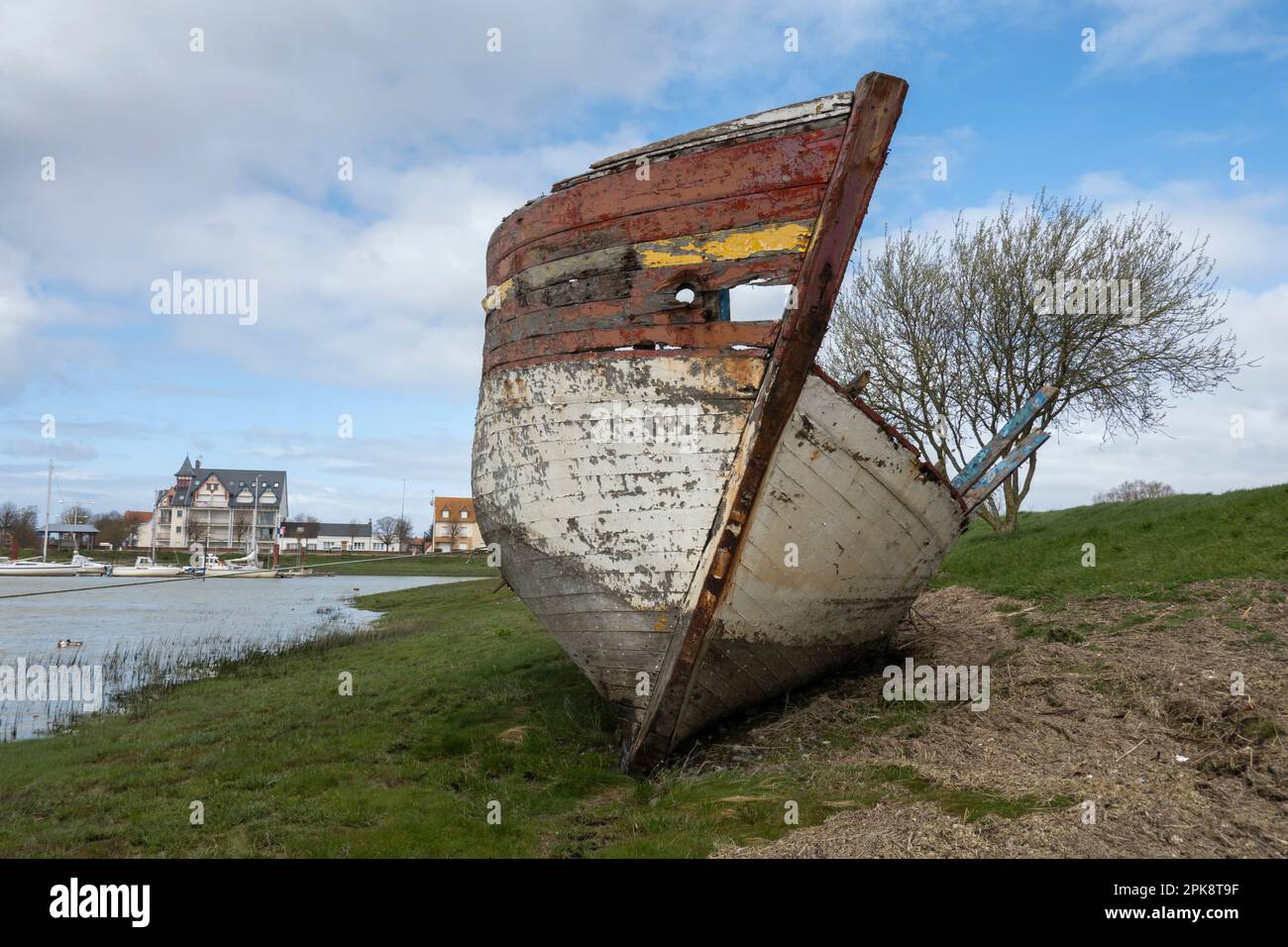 Carena di legno marciume di vecchia nave sulla riva della baia di Somme, le Crotoy, Hauts-de-France, Francia, Europa Foto Stock