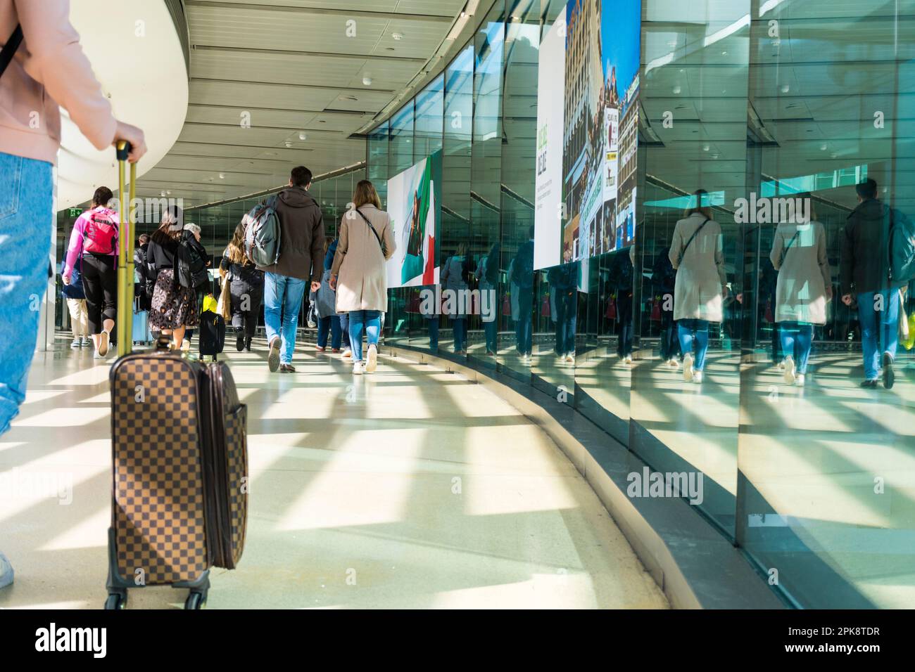 Passeggeri all'aeroporto di Dublino, Terminal 1, Dublino, Irlanda. Foto Stock