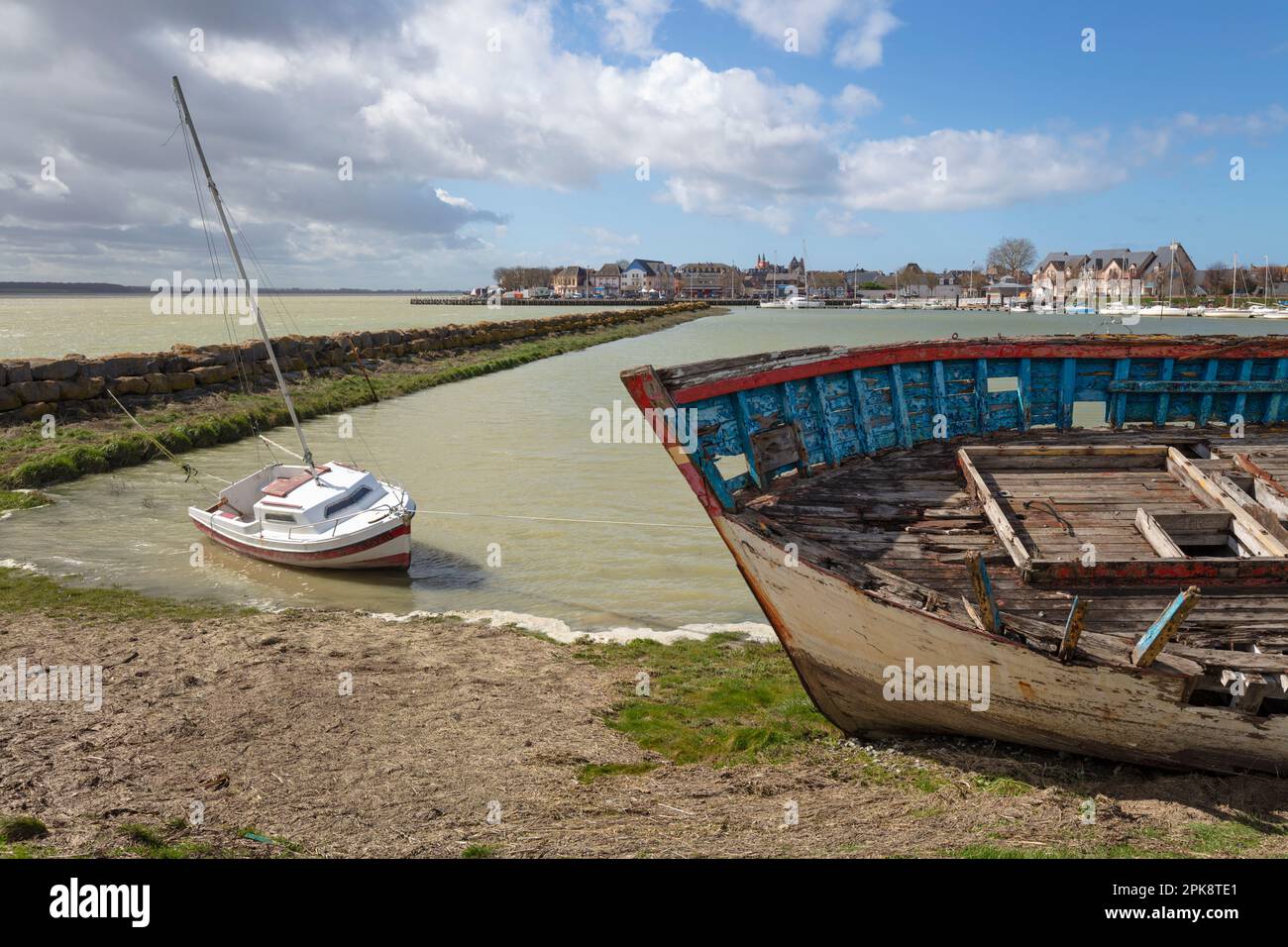 Carena di legno marciume di vecchia nave sulla riva della baia di Somme, le Crotoy, Hauts-de-France, Francia, Europa Foto Stock