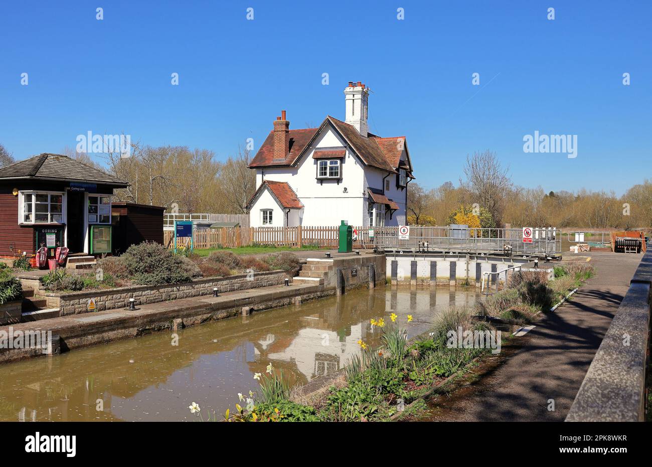 I custodi della serratura e della serratura di Goring si trovano sul Tamigi nel South Oxfordshire all'inizio della primavera Foto Stock