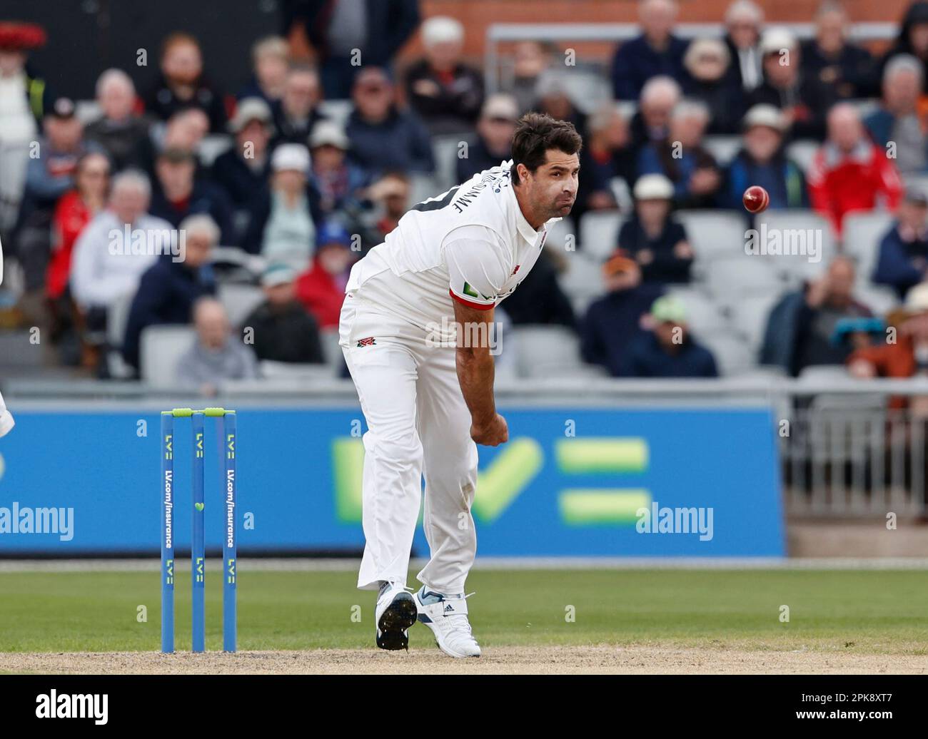 6th aprile 2023; Old Trafford, Manchester, Inghilterra: Divisione 1 County Championship Cricket, Lancashire contro Surrey Day 1; il cricketer neozelandese Colin de Grandhomme fa oggi il suo primo debutto di classe per Lancashire Foto Stock