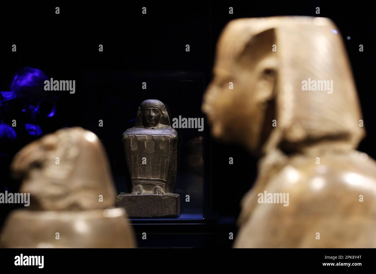 Parigi, Francia. 6th Apr, 2023. Le mostre sono viste durante l'anteprima mediatica di una mostra intitolata 'Ramses e l'oro dei Faraoni' a Parigi, in Francia, il 6 aprile 2023. La mostra, che esplora la vita di re Ramses II, sarà aperta al pubblico dal 7 aprile al 6 settembre 2023 a Parigi. Credit: Gao Jing/Xinhua/Alamy Live News Foto Stock