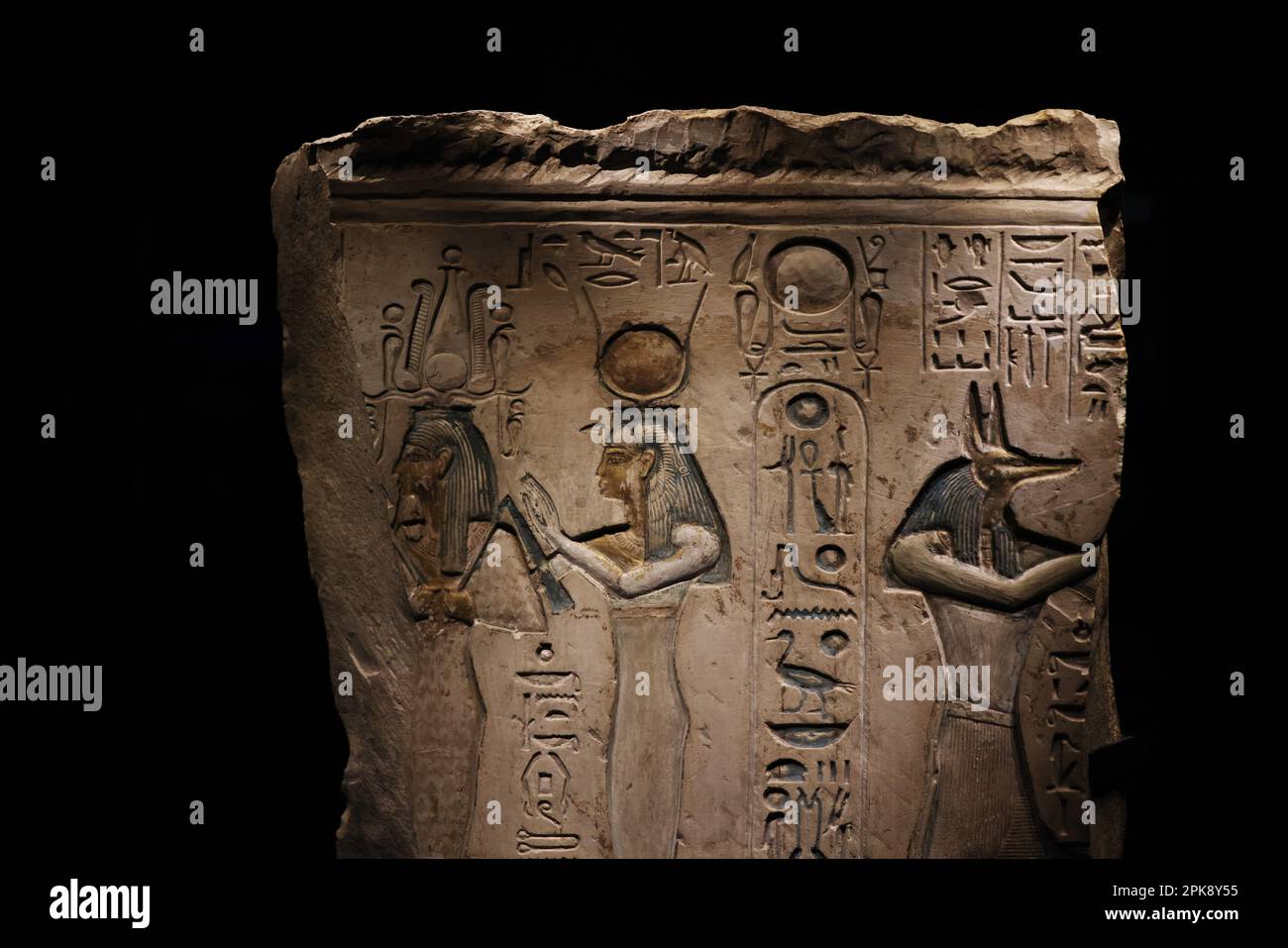 Parigi, Francia. 6th Apr, 2023. Una mostra è stata vista durante l'anteprima mediatica di una mostra intitolata 'Ramses e l'oro dei Faraoni' a Parigi, in Francia, il 6 aprile 2023. La mostra, che esplora la vita di re Ramses II, sarà aperta al pubblico dal 7 aprile al 6 settembre 2023 a Parigi. Credit: Gao Jing/Xinhua/Alamy Live News Foto Stock