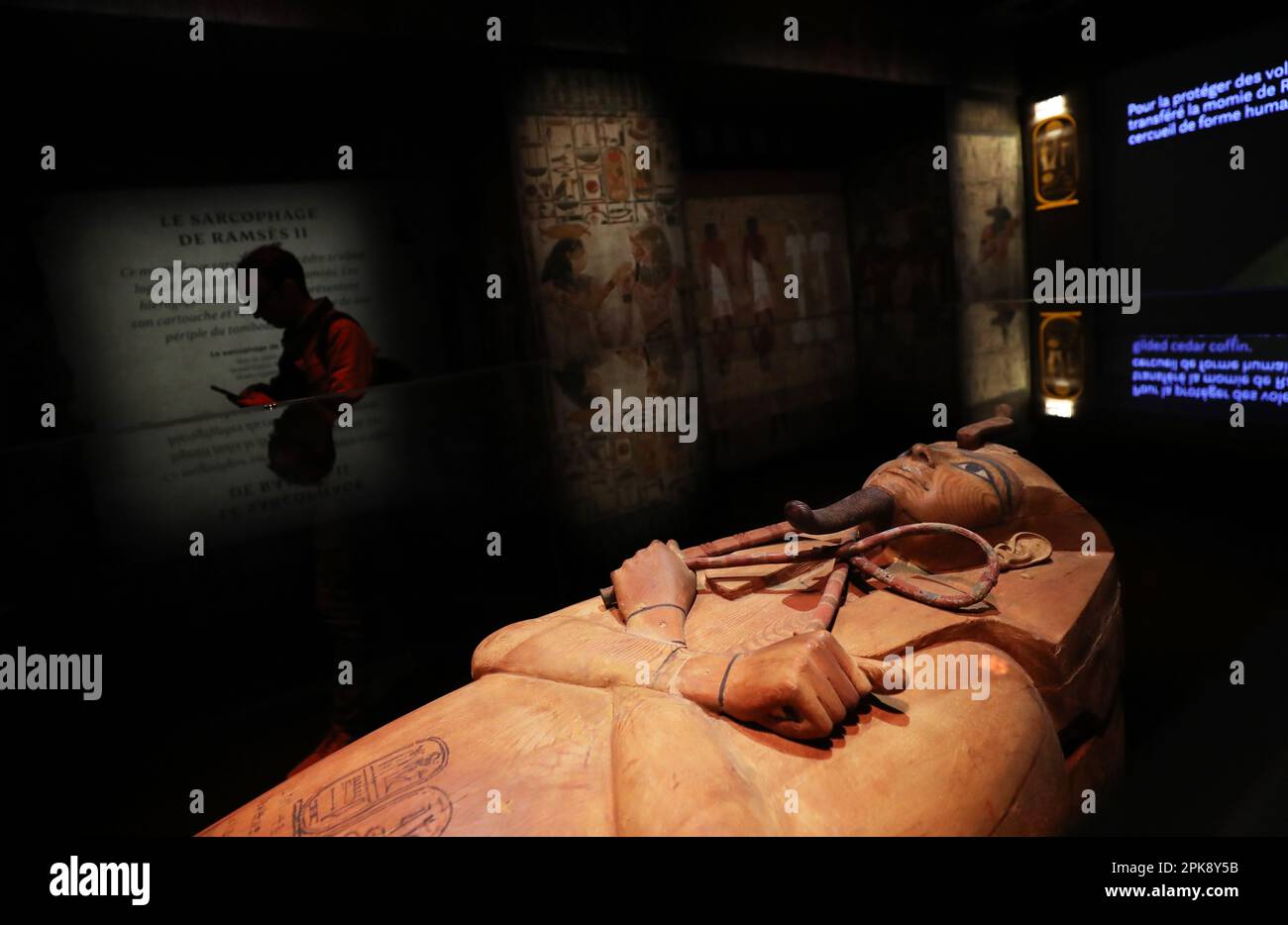 Parigi, Francia. 6th Apr, 2023. Il sarcofago dell'antico re egiziano Ramses II è visto durante l'anteprima mediatica di una mostra intitolata 'Ramses e l'oro dei Faraoni' a Parigi, in Francia, 6 aprile 2023. La mostra, che esplora la vita di re Ramses II, sarà aperta al pubblico dal 7 aprile al 6 settembre 2023 a Parigi. Credit: Gao Jing/Xinhua/Alamy Live News Foto Stock
