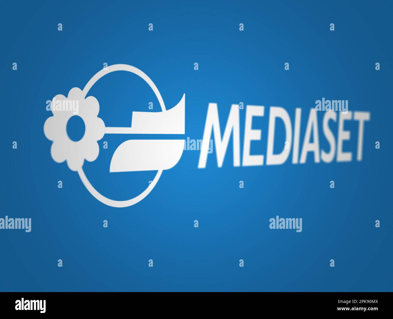 Milano, IT, marzo 2023: Logo Mediaset su sfondo azzurro. Mediaset è un'azienda italiana attiva nel settore dei media e della comunicazione. Illustrazione Foto Stock