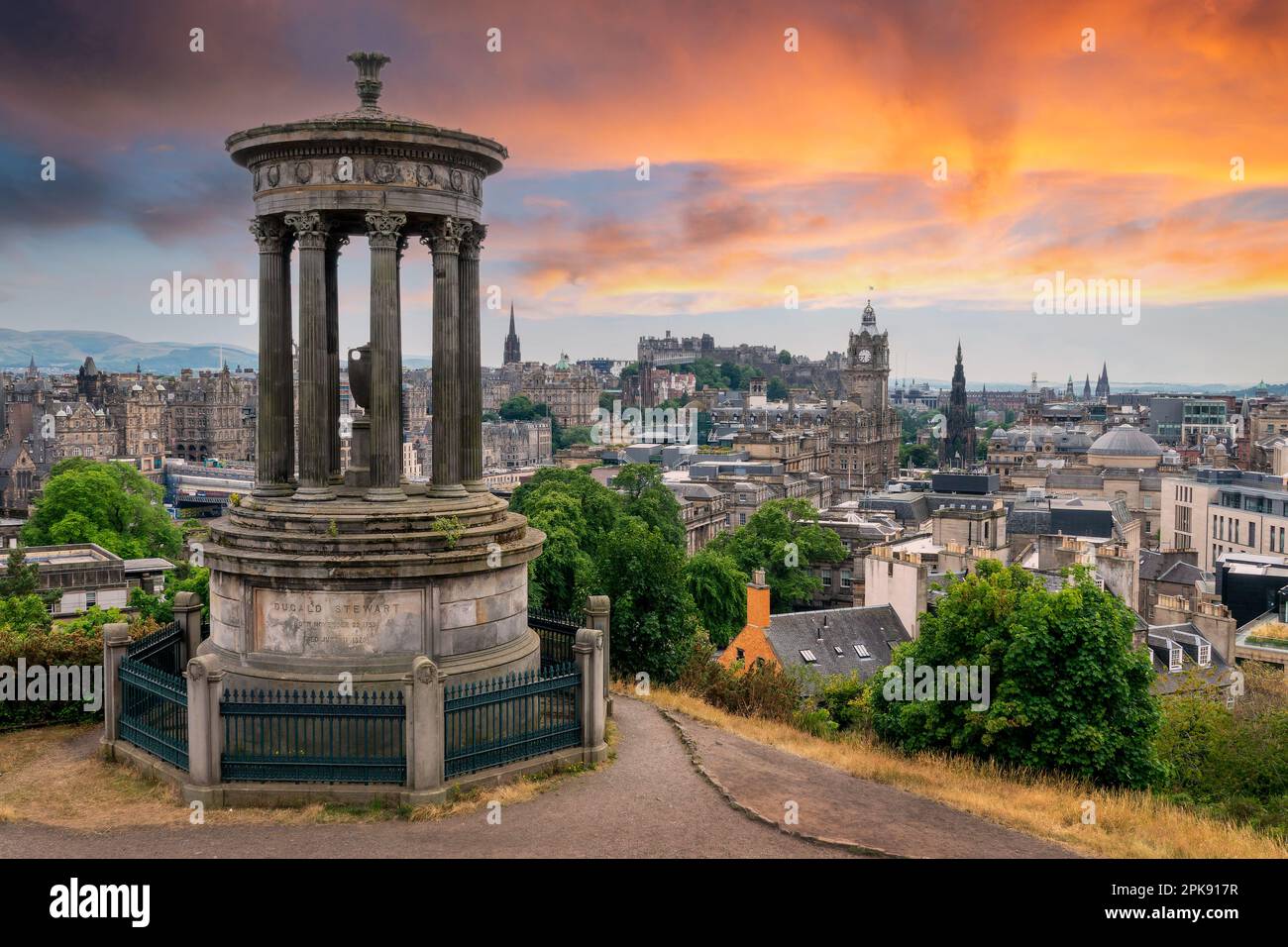 Vista aerea della città e del castello di Edimburgo con il monumento Dugald Stewart in Scozia al tramonto Foto Stock