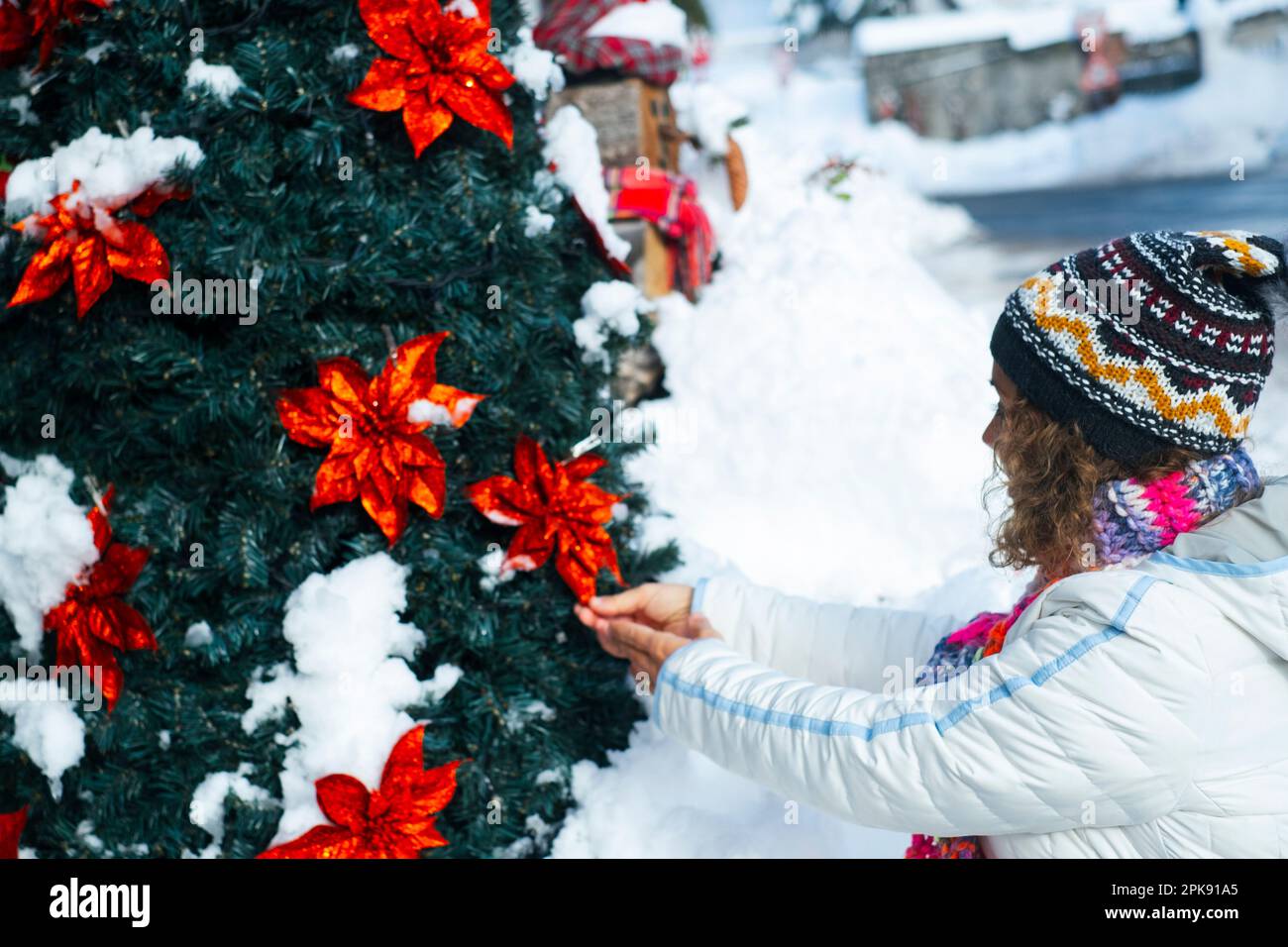 Donna, cappellino, anorak, costruzione di Natale, decorare, inverno, neve Foto Stock
