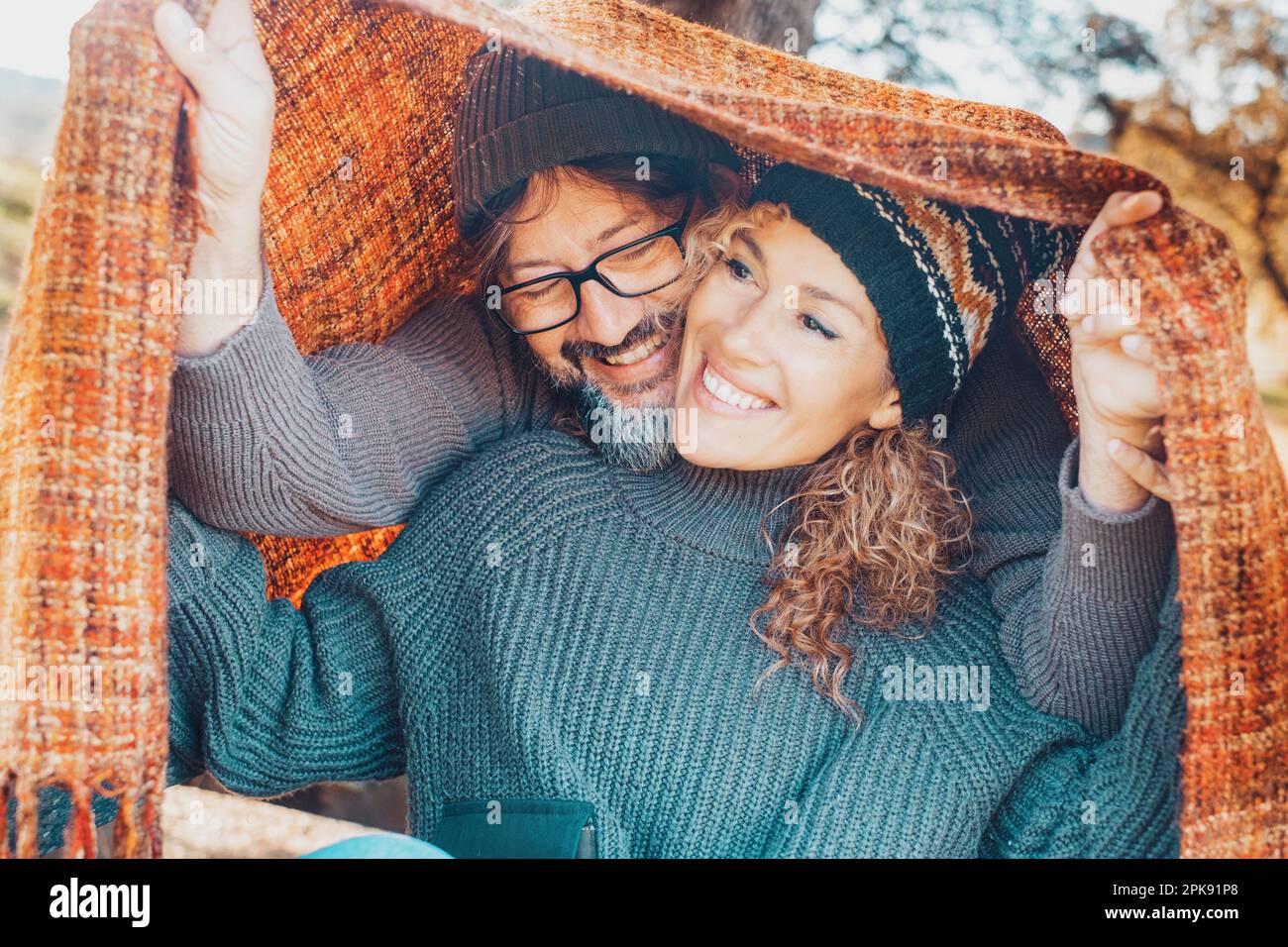 Coppia, felice, sorriso, gesture, soffitto, verticale, esterno Foto Stock