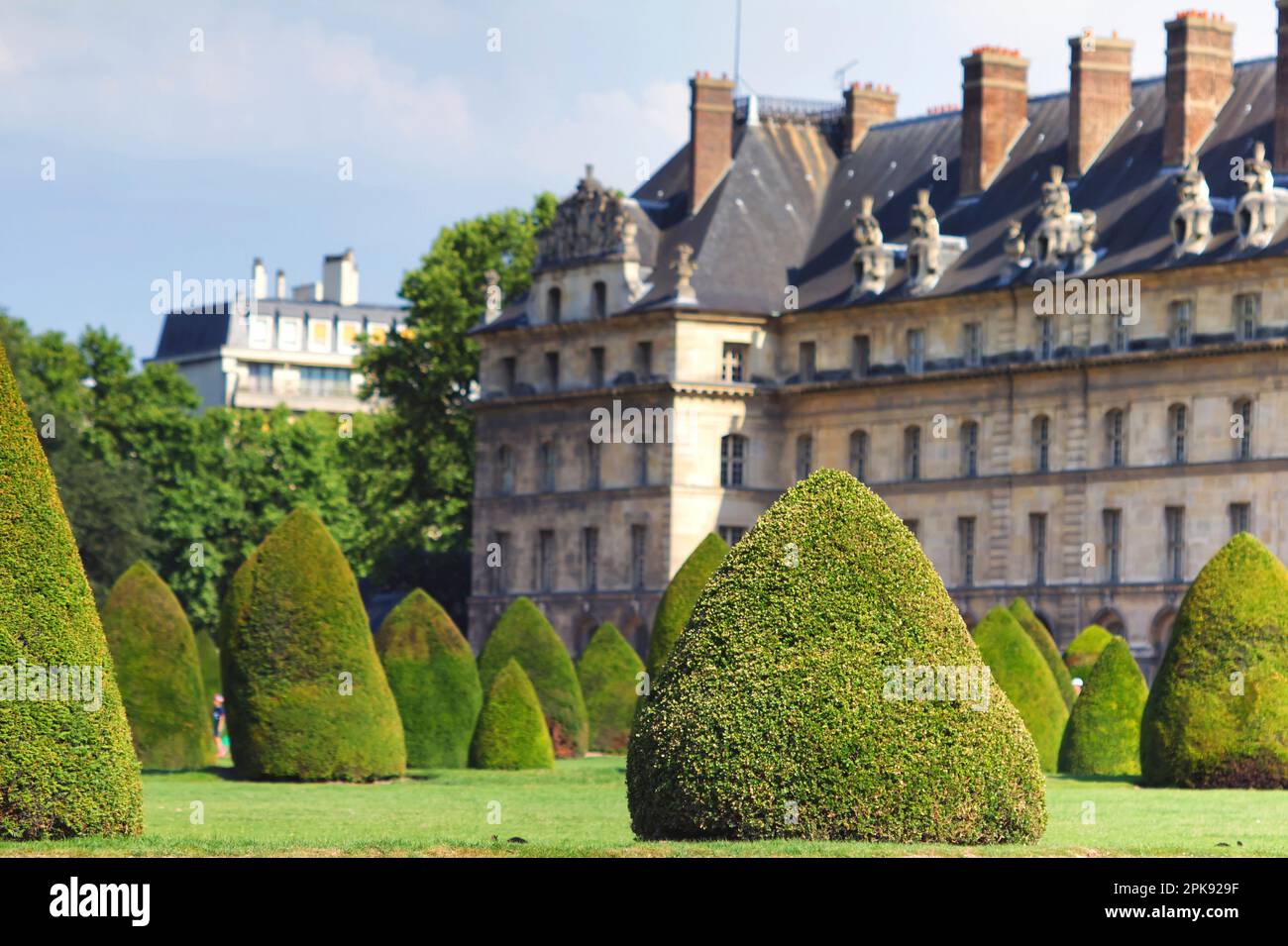 Giardino francese a Parigi con maestosa casa padronale sullo sfondo Foto Stock
