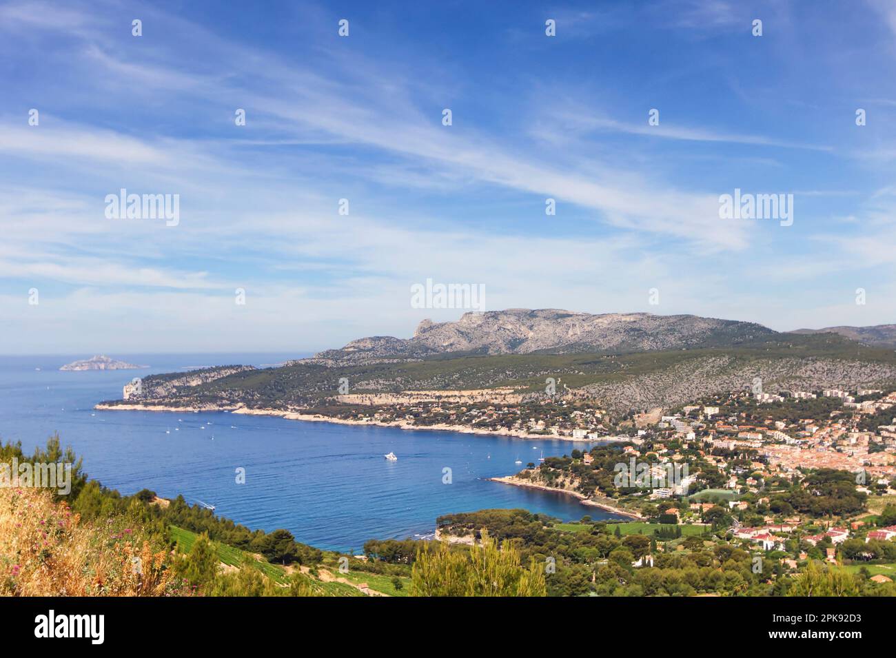Vista panoramica sul villaggio di pescatori Cassis nel sud della Francia dalla formazione di calcare le Calanques di Marsiglia Foto Stock