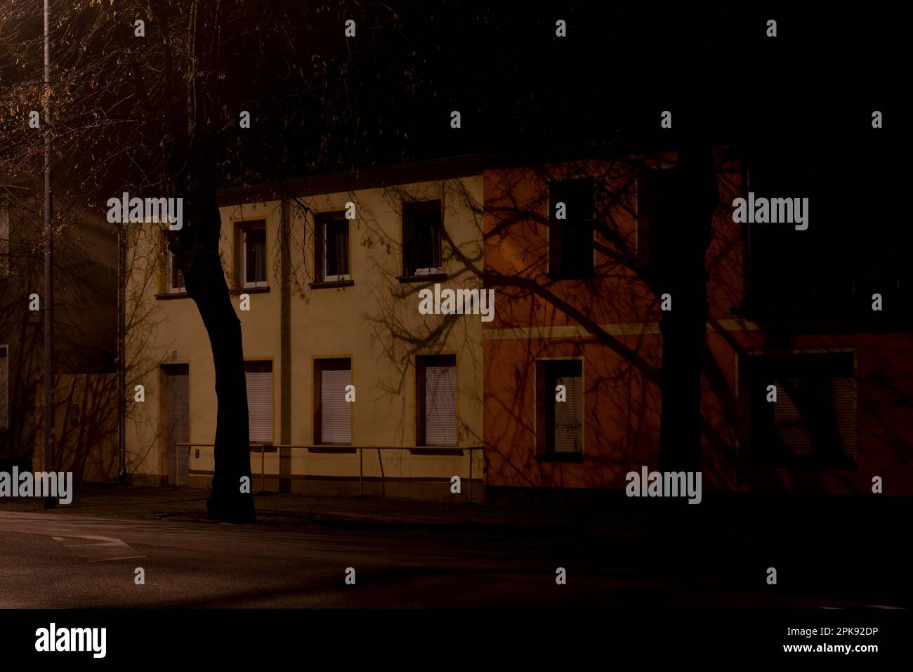 Di notte sulla strada, Lanterna illumina la casa Foto Stock