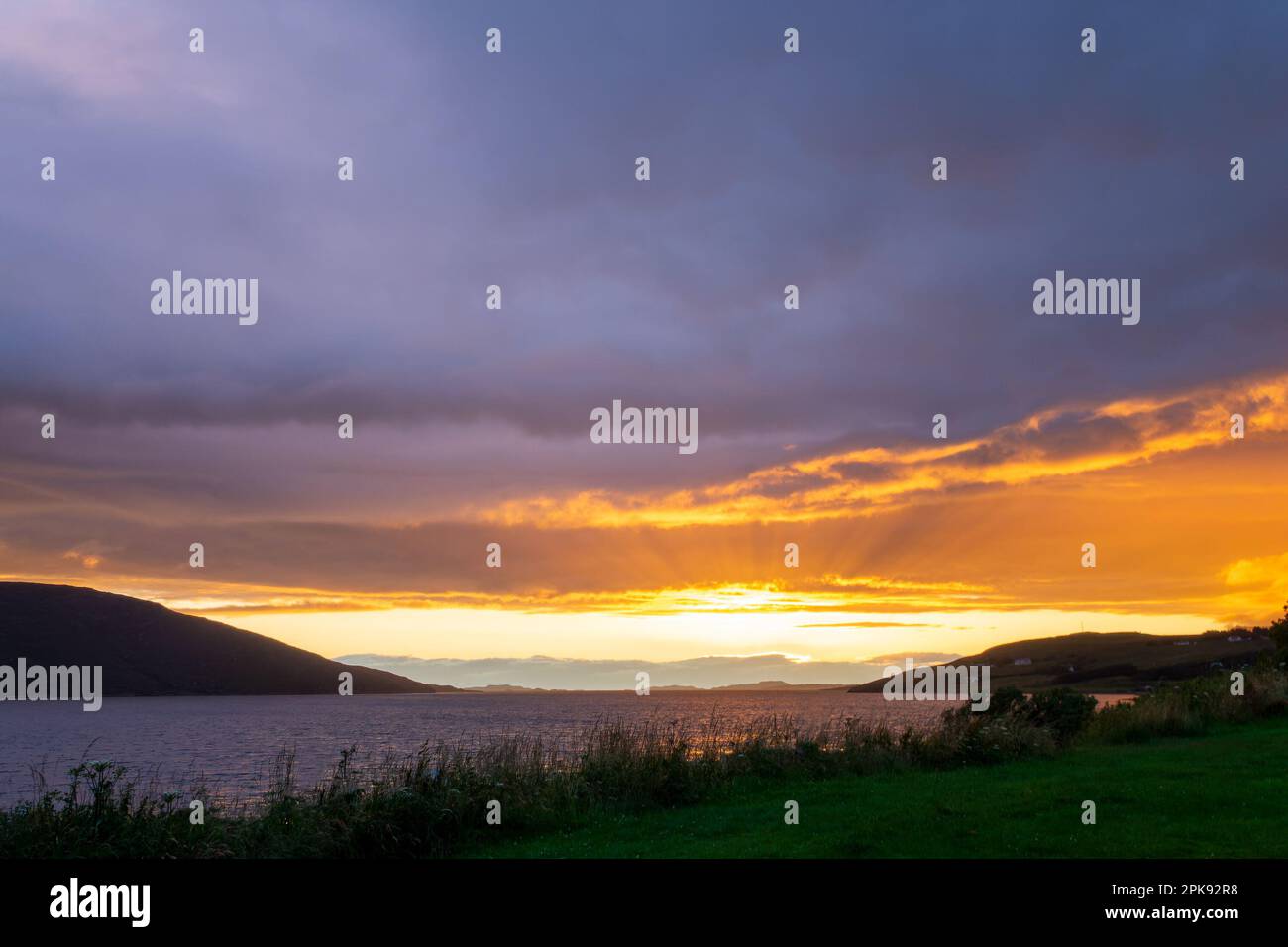 Tramonto spettacolare su Loch Broroom a Ullapool, Highlands, Scozia, Regno Unito Foto Stock