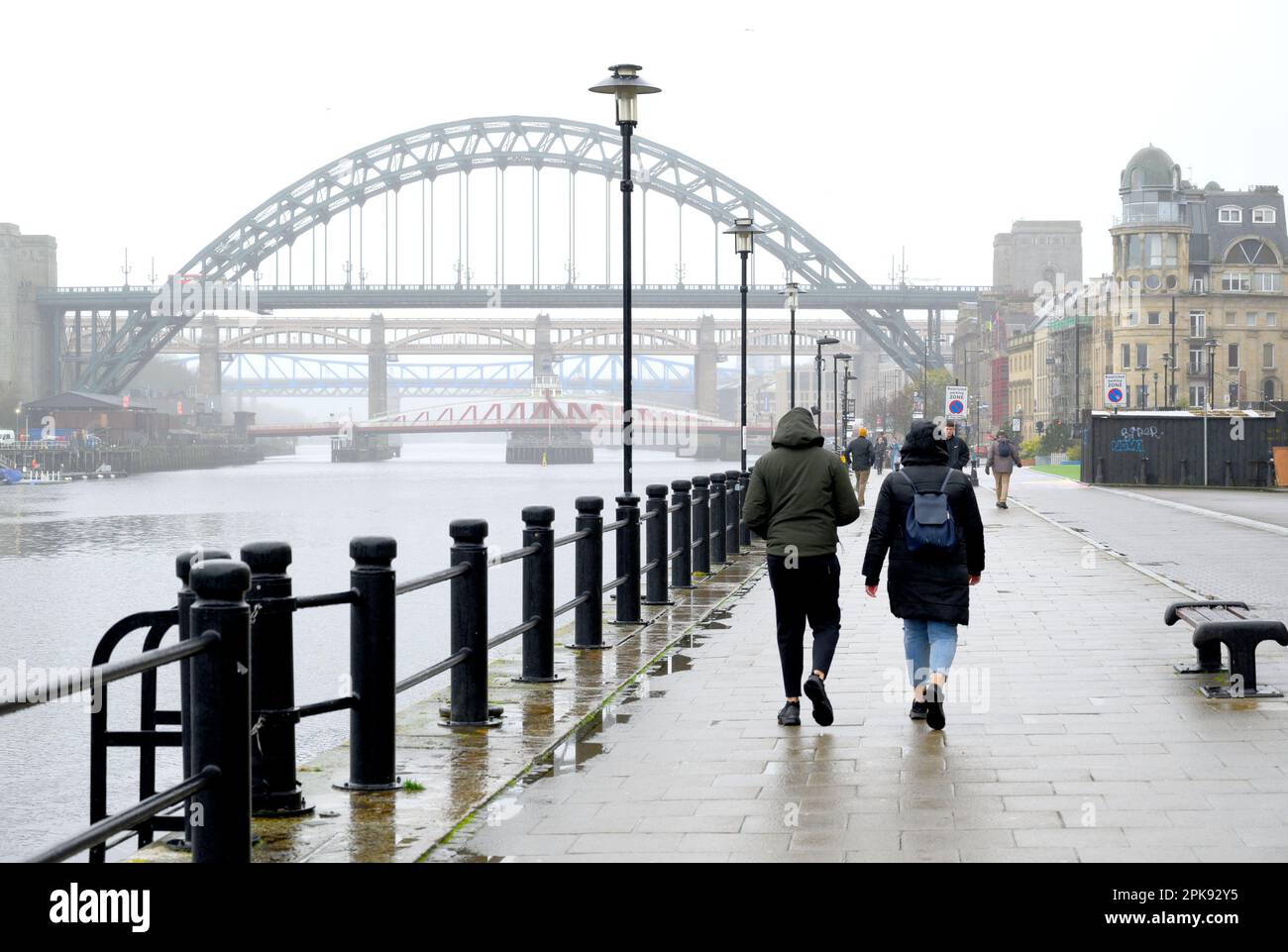 Newcastle upon Tyne, Tyne and Wear, Inghilterra, Regno Unito. Tyne Bridge (1928) sul fiume, in una giornata grigia e piovosa. Foto Stock