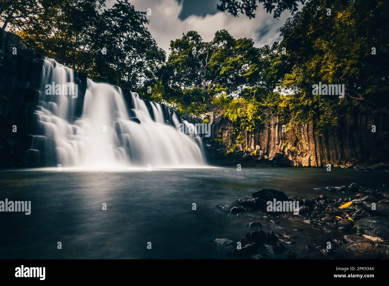 Rochester Falls a Mauritius, splendida cascata sulle stele basaltiche nella giungla di Mauritius Foto Stock