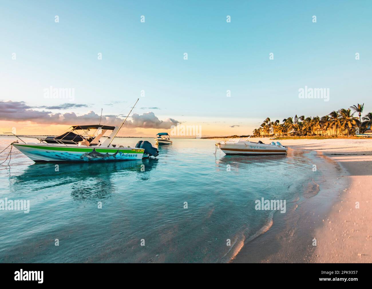 Mauritius, flic en flac spiaggia sull'isola. La pittoresca spiaggia di sabbia al tramonto Foto Stock