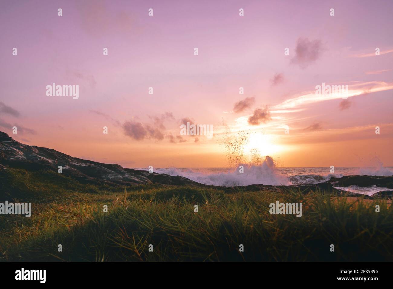 Spiaggia di sabbia in Sri Lanka vicino a Bentota, tramonto di sera, bella spiaggia tropicale con rocce Foto Stock