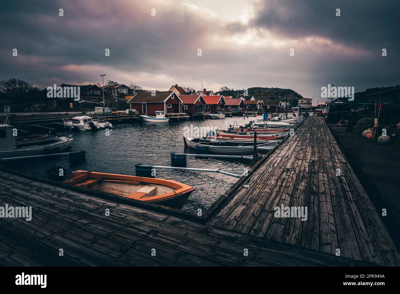 Tipiche case svedesi colorate. Campi e cottage di pescatori di granchio al mare, porto Foto Stock