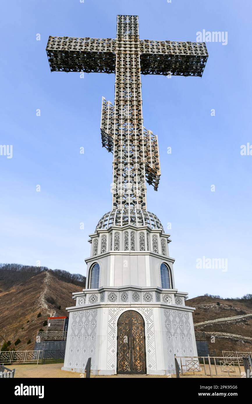 Gelendzhik, regione di Krasnodar, Russia, croce di culto ortodossa sulla collina dei monti caucasici con cappella in fondazione. Ora del giorno in inverno. Foto Stock
