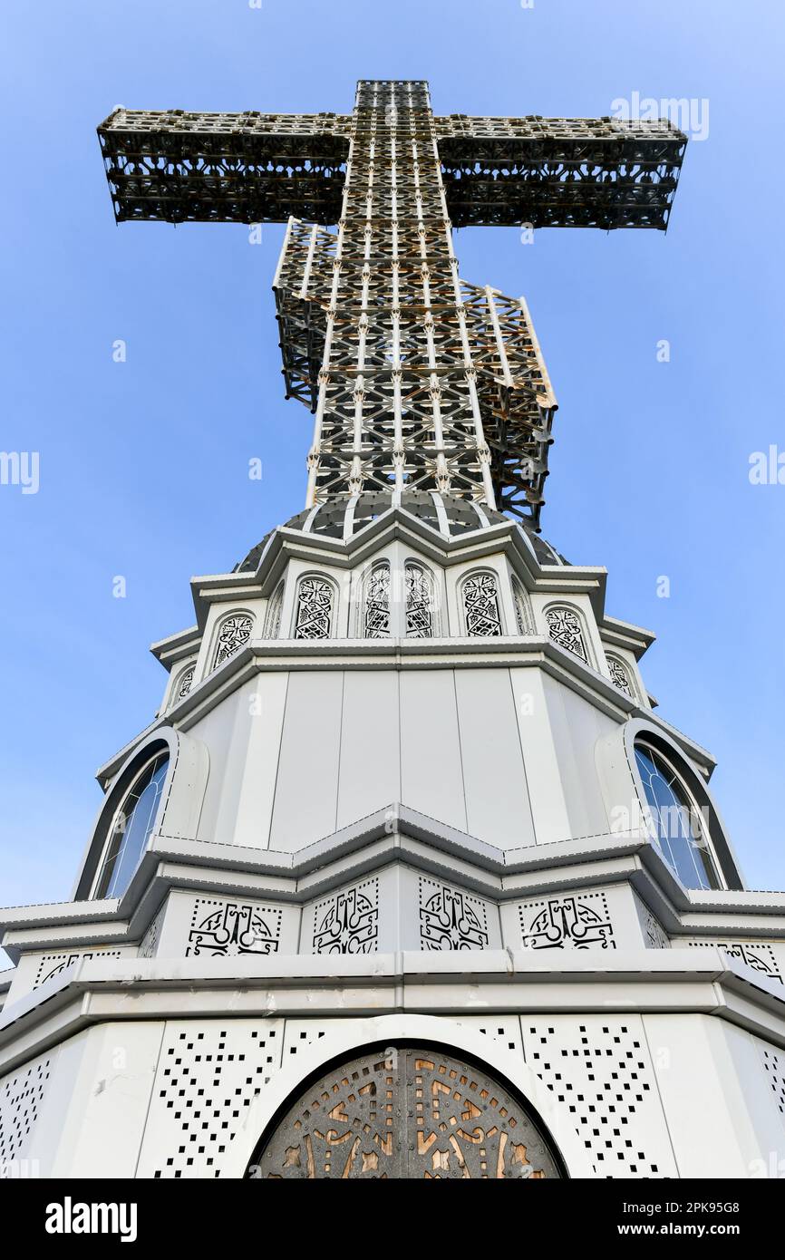 Gelendzhik, regione di Krasnodar, Russia, croce di culto ortodossa sulla collina dei monti caucasici con cappella in fondazione. Ora del giorno in inverno. Foto Stock