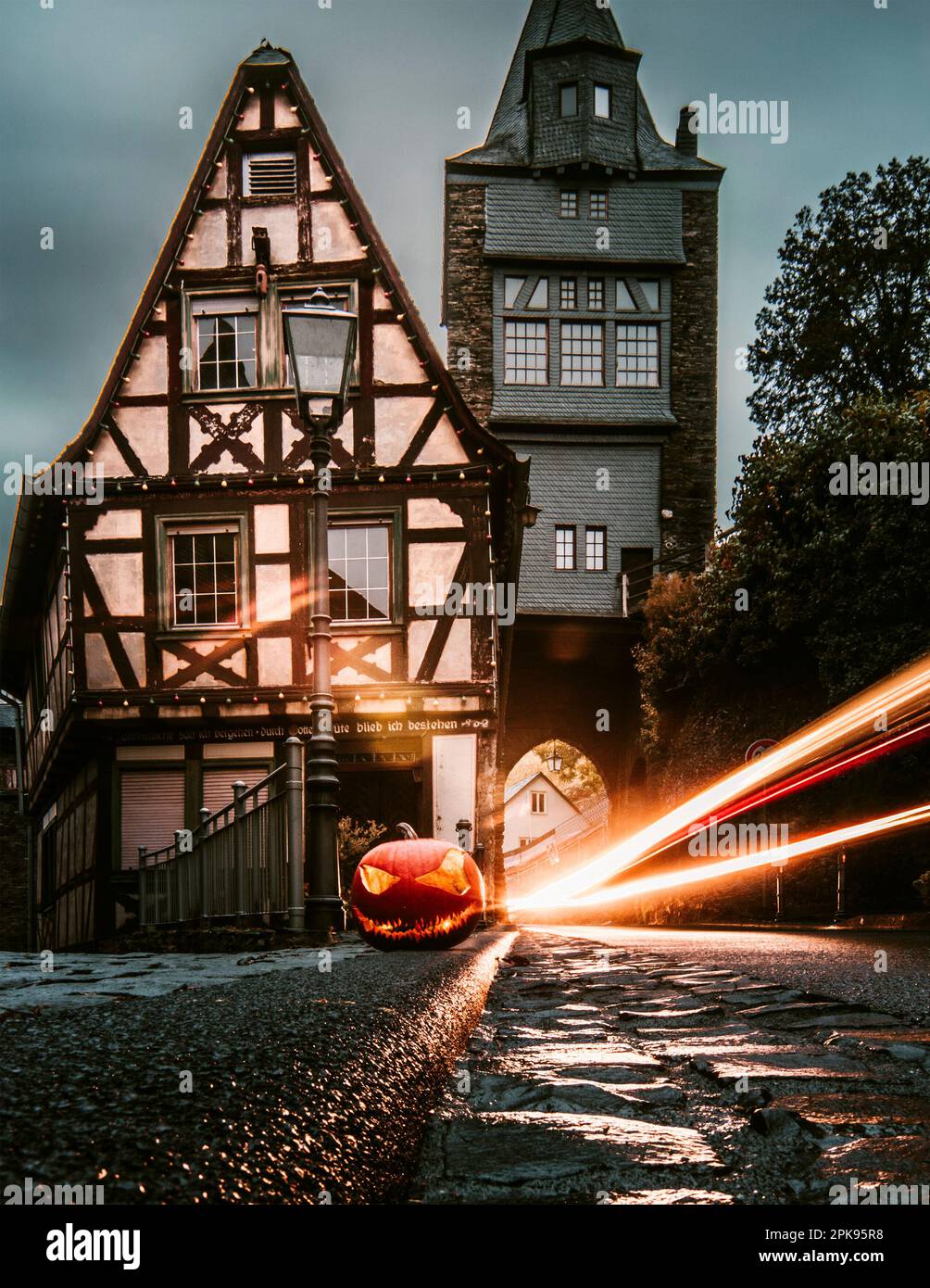 Le case a graticcio e le strade di Bacharach sul Reno in Germania Foto Stock